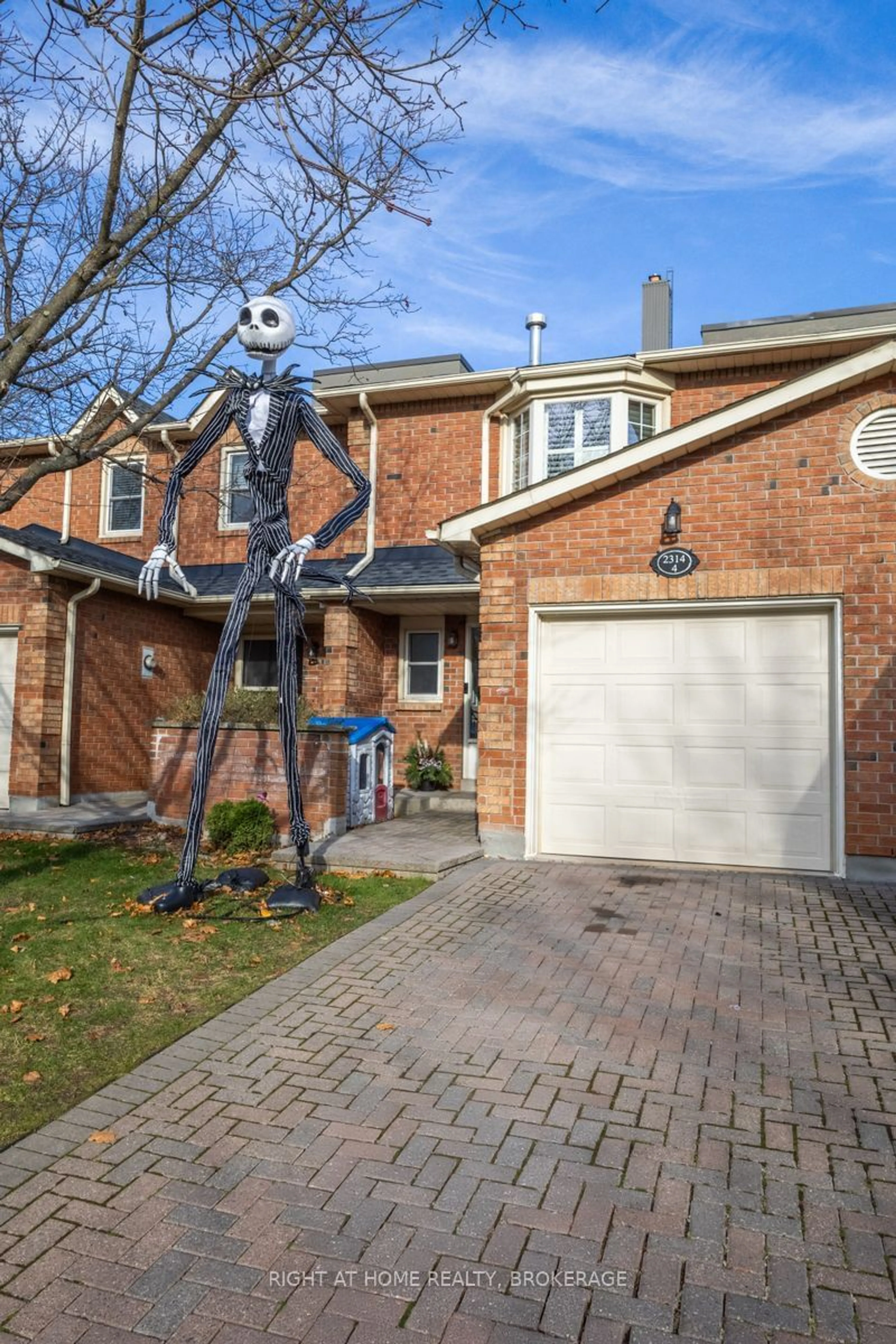 A pic from exterior of the house or condo, the street view for 2314 Marine Dr #4, Oakville Ontario L6L 1C3