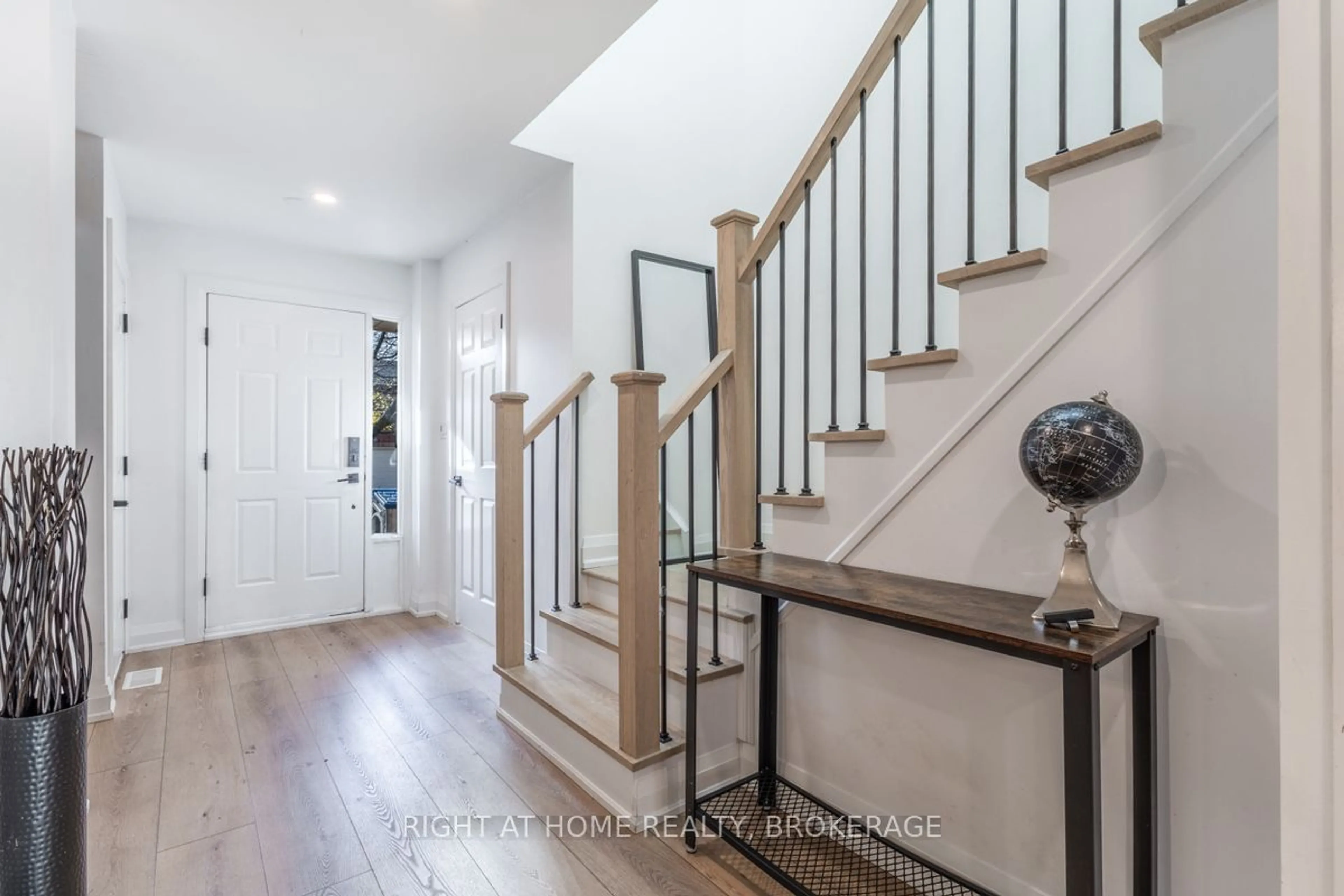 Indoor entryway, wood floors for 2314 Marine Dr #4, Oakville Ontario L6L 1C3