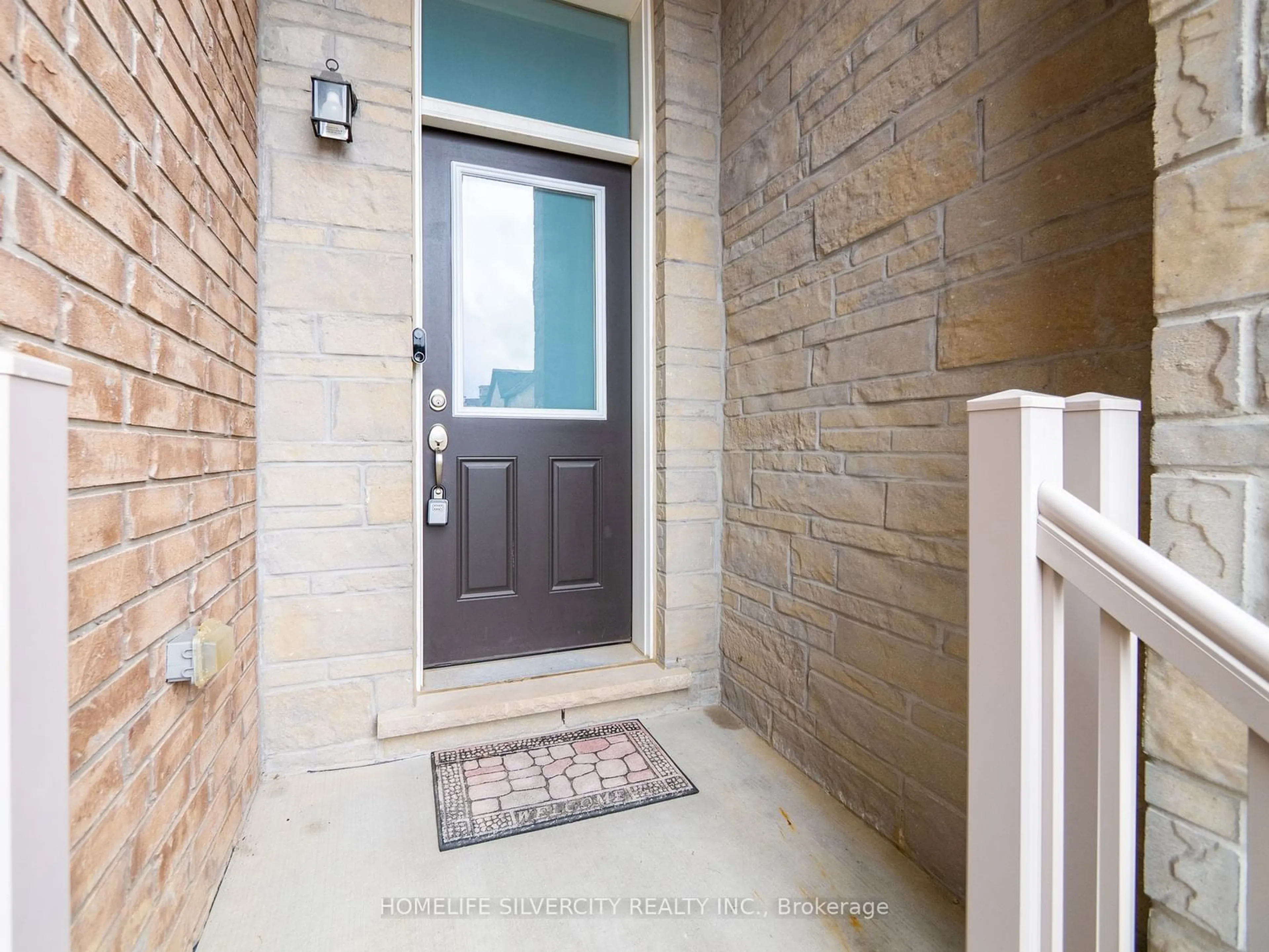 Indoor entryway, cement floor for 27 Gemma Pl, Brampton Ontario L6Z 1X9