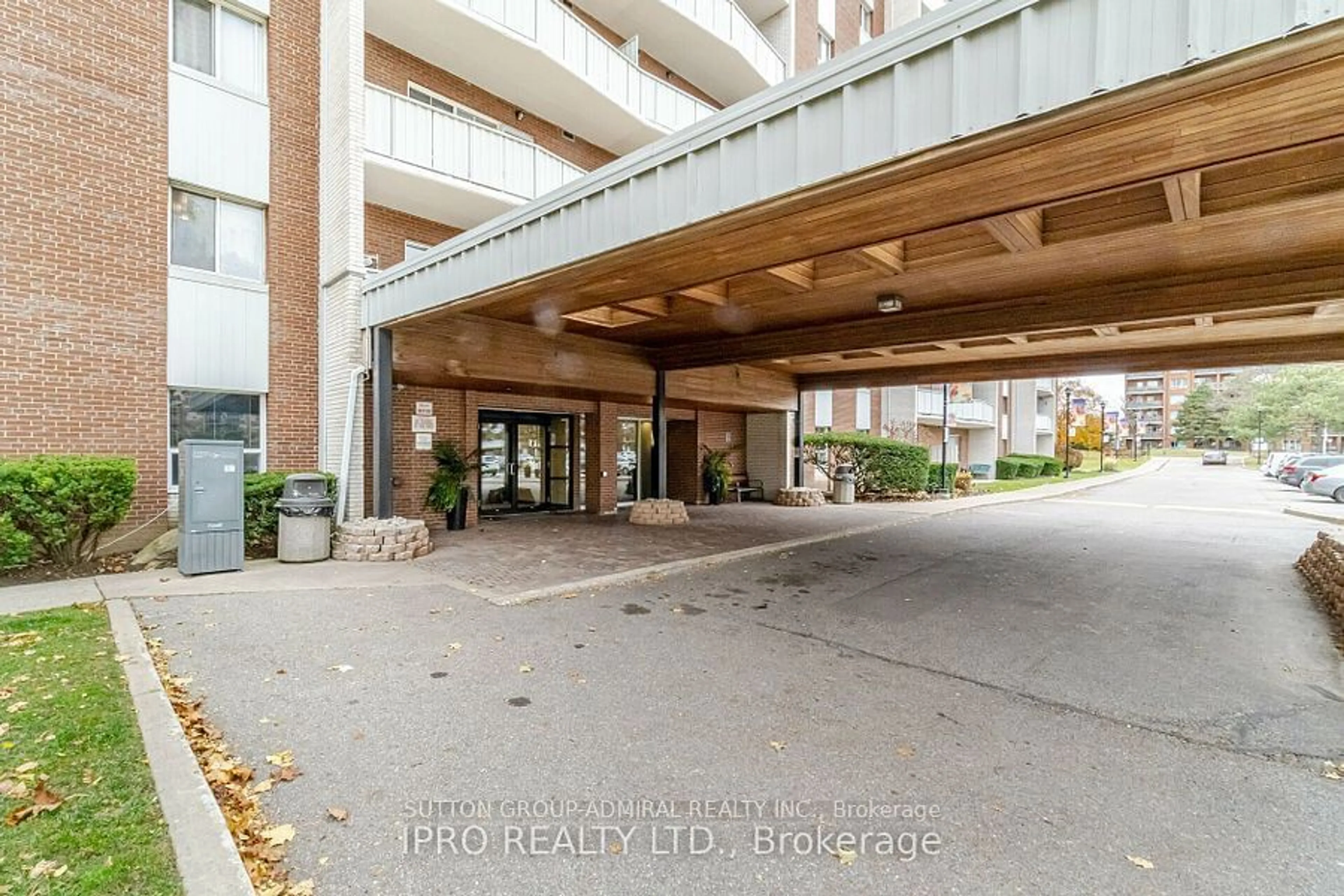 Indoor foyer for 1660 Bloor St #312, Mississauga Ontario L4X 1R9