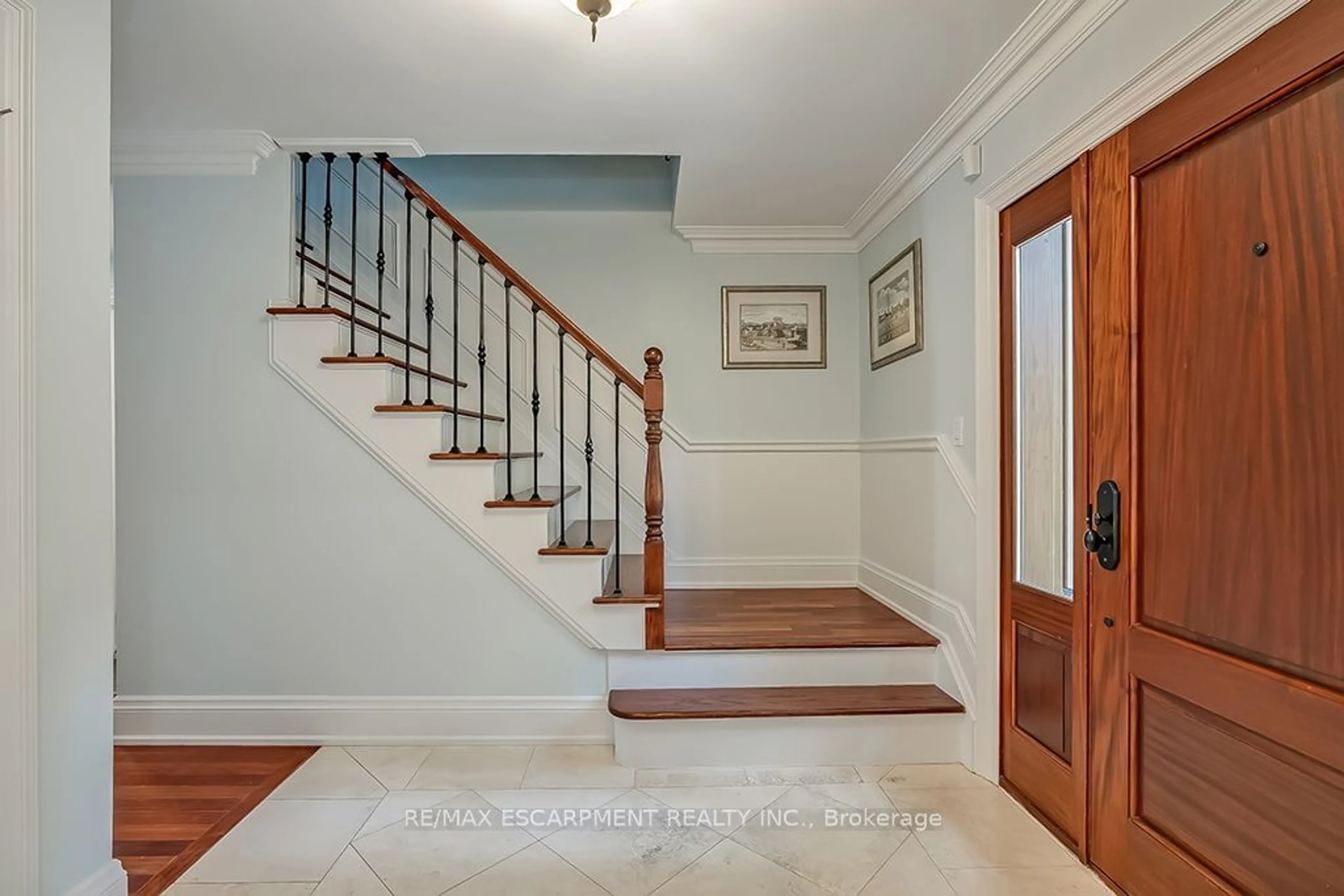 Indoor entryway, wood floors for 2428 Lakeshore Rd, Burlington Ontario L7R 1C1