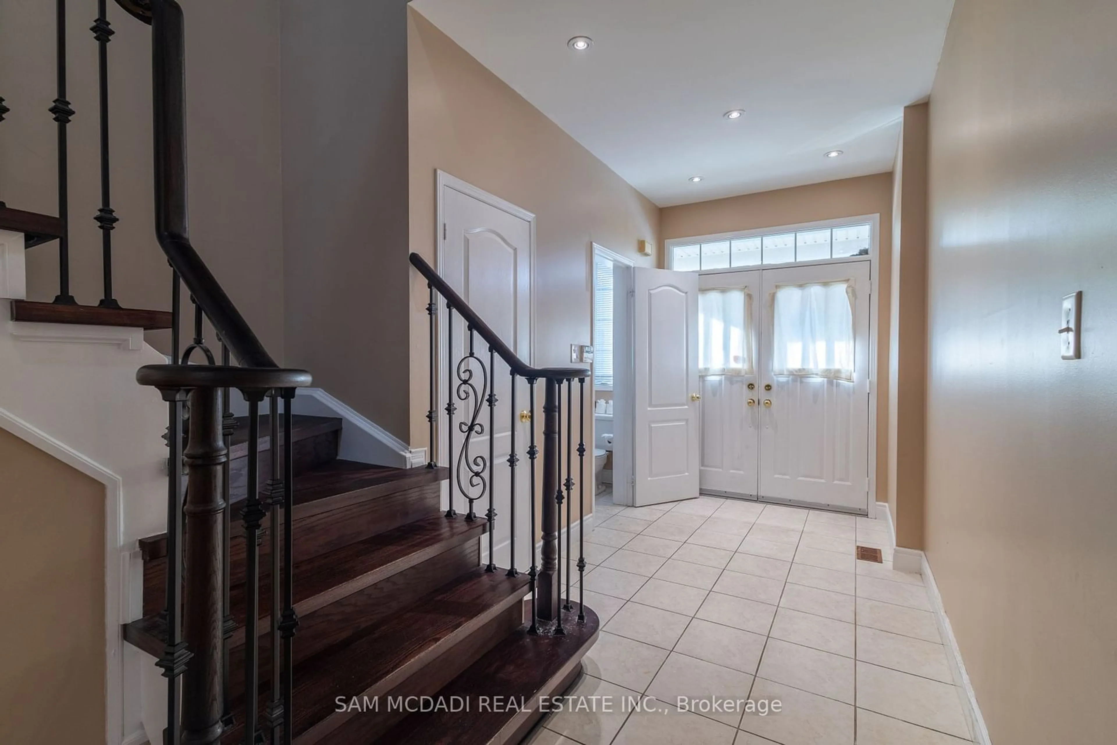 Indoor foyer, wood floors for 4649 James Austin Dr, Mississauga Ontario L4Z 4H1