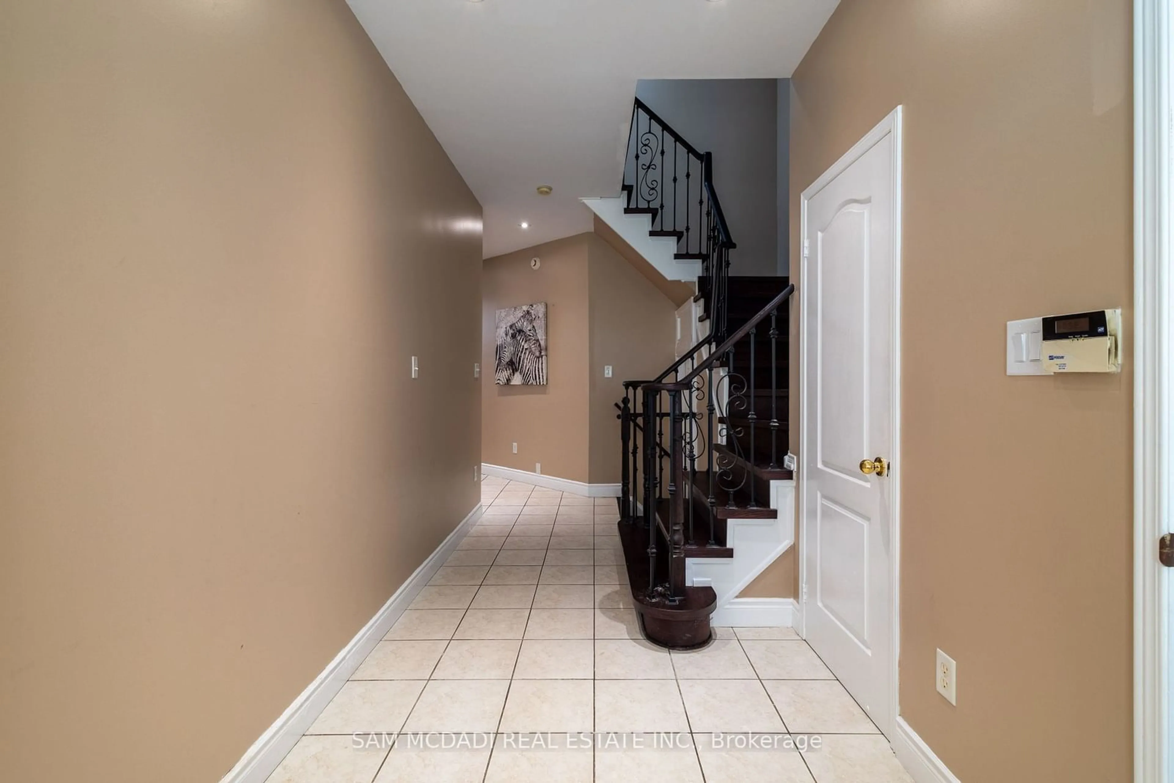 Indoor foyer, carpet floors for 4649 James Austin Dr, Mississauga Ontario L4Z 4H1