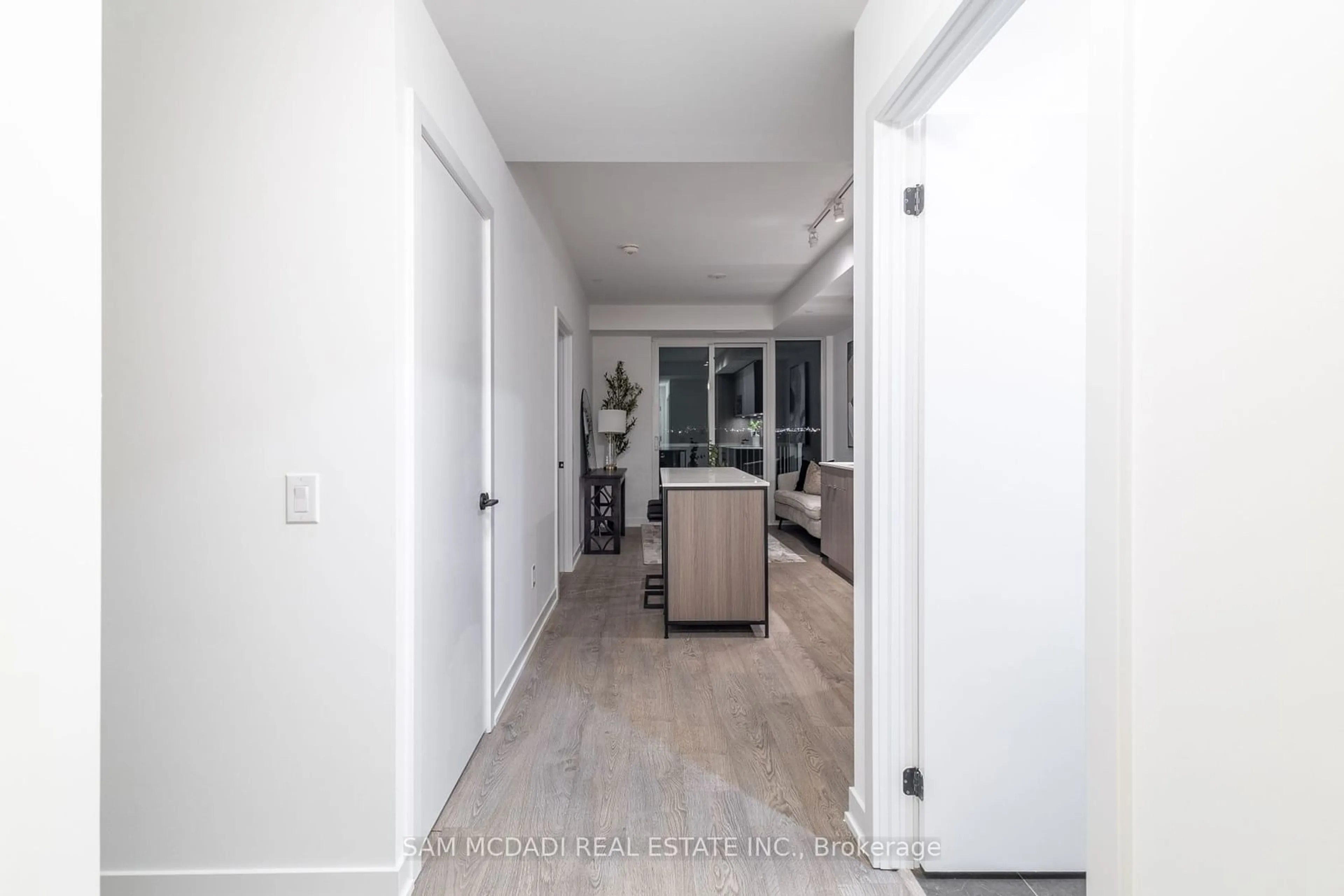 Indoor entryway, wood floors for 220 Missinnihe Way #1412, Mississauga Ontario L5H 0A9