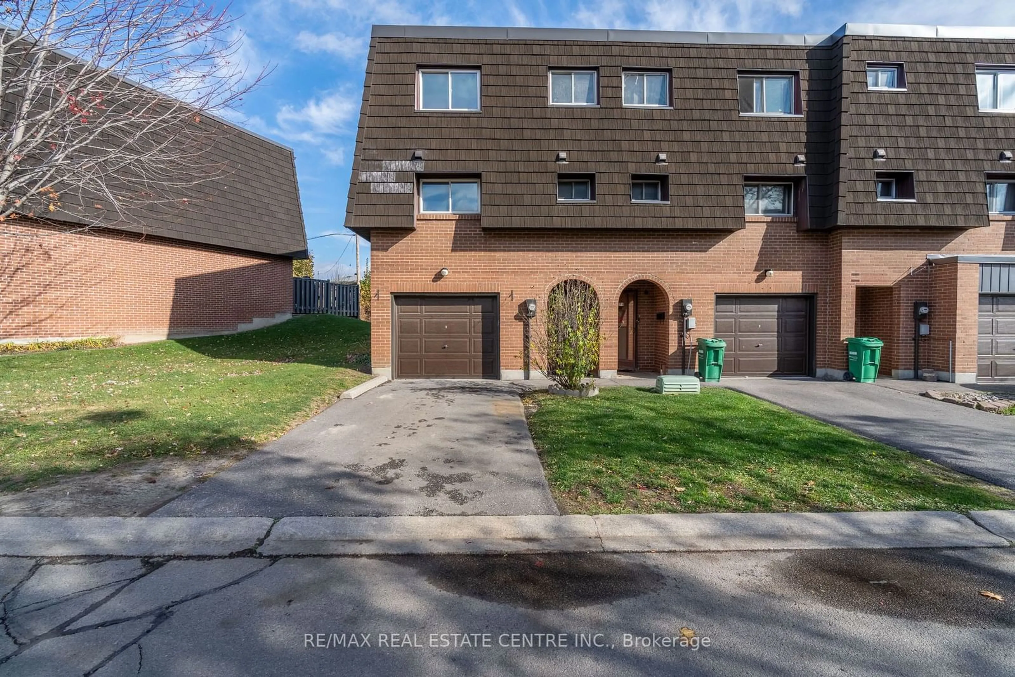 A pic from exterior of the house or condo, the street view for 118 Darras Crt, Brampton Ontario L6T 1W7