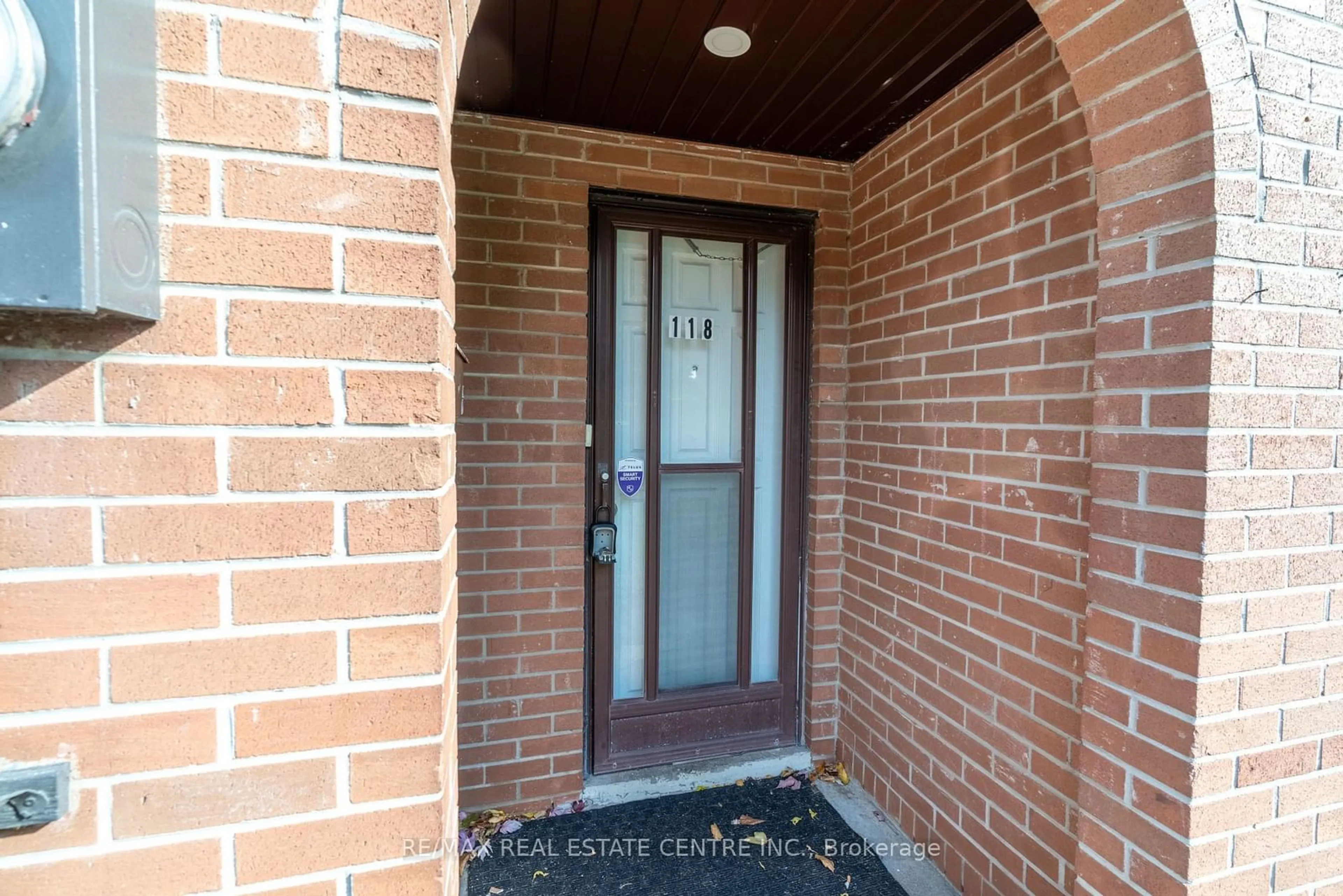 Indoor entryway, ceramic floors for 118 Darras Crt, Brampton Ontario L6T 1W7