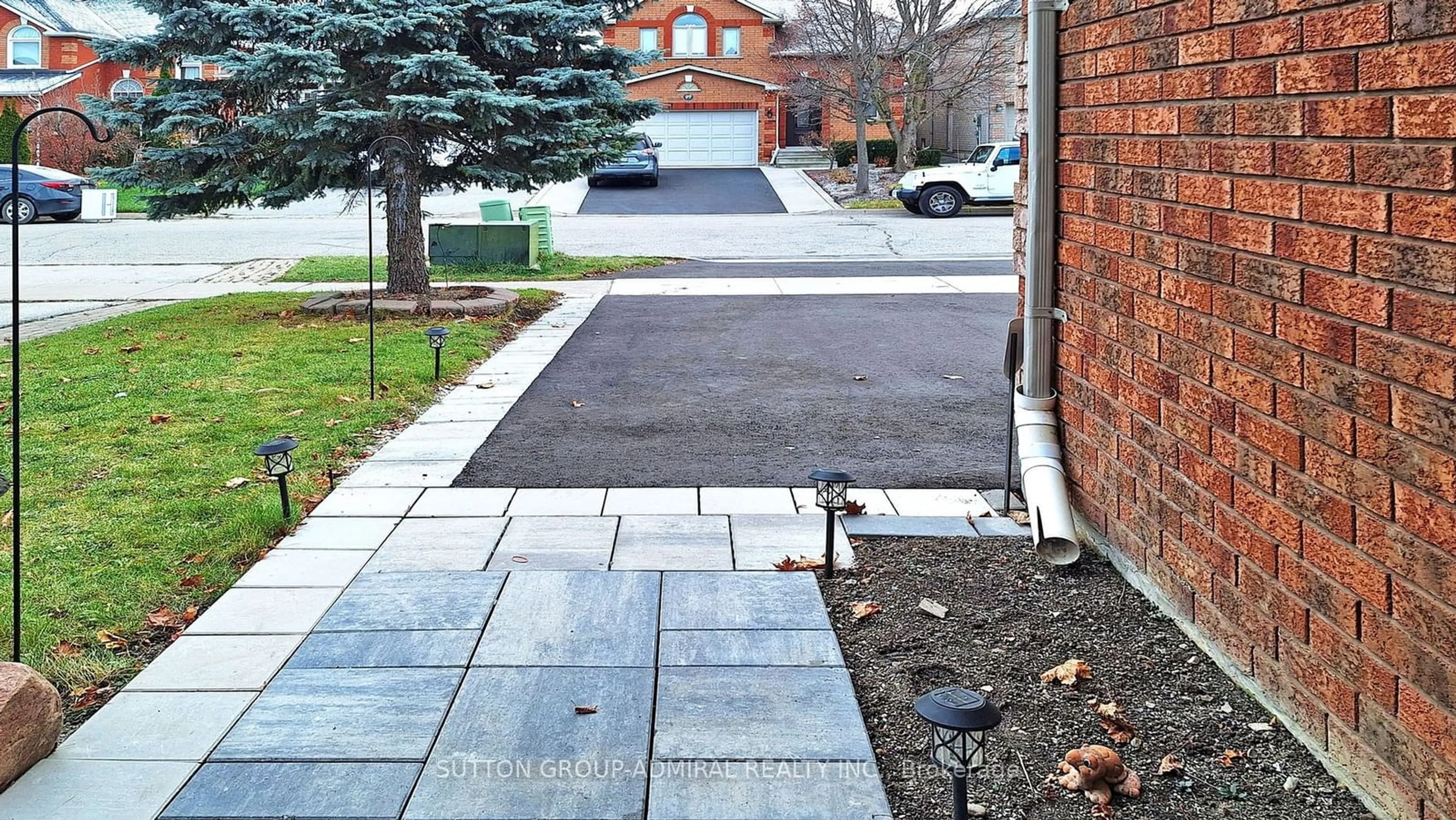 Patio, the street view for 102 Fountainbridge Dr, Caledon Ontario L7E 1V7