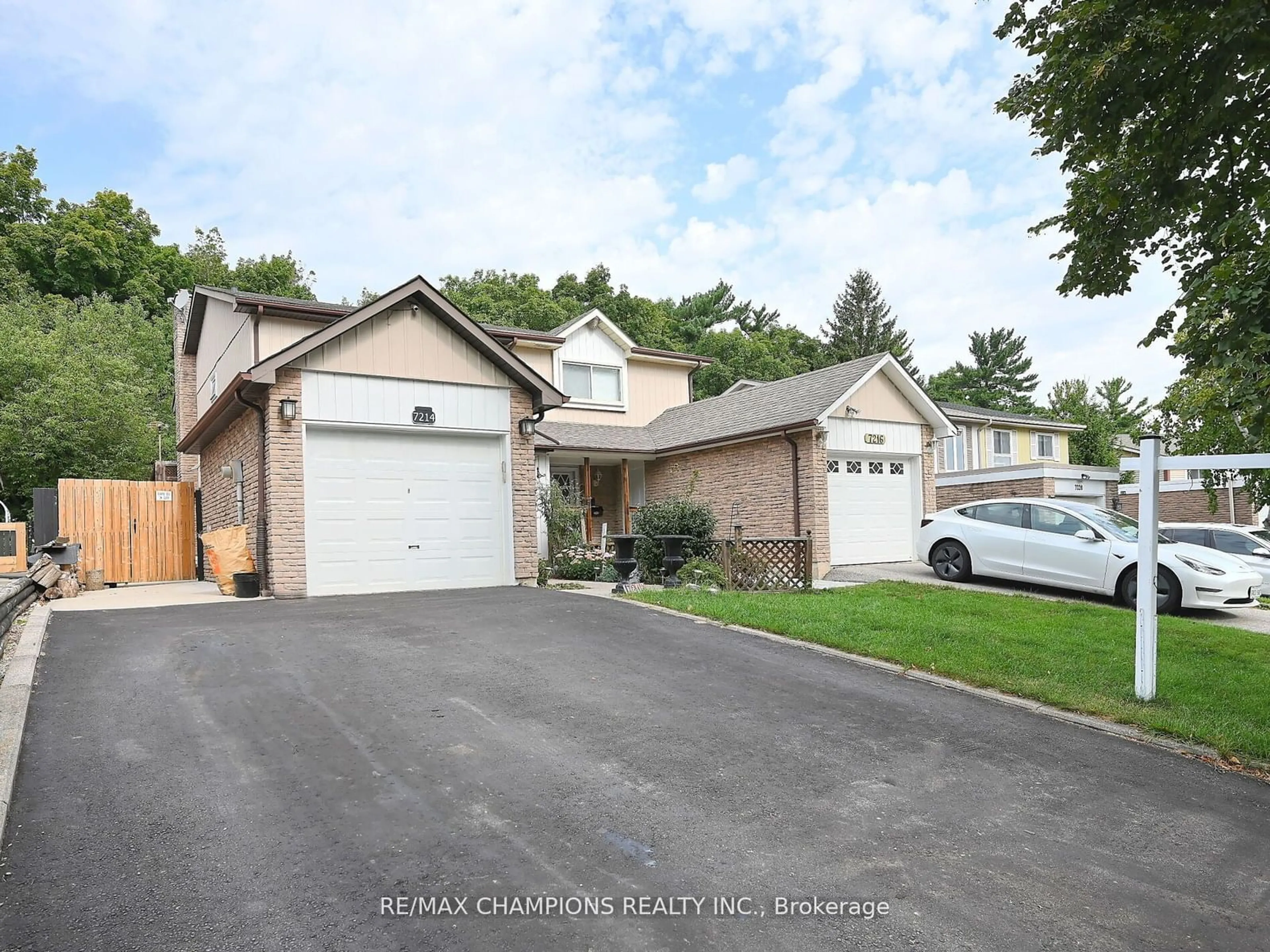 Frontside or backside of a home, the street view for 7214 Ridgeland Cres, Mississauga Ontario L5N 1Y9