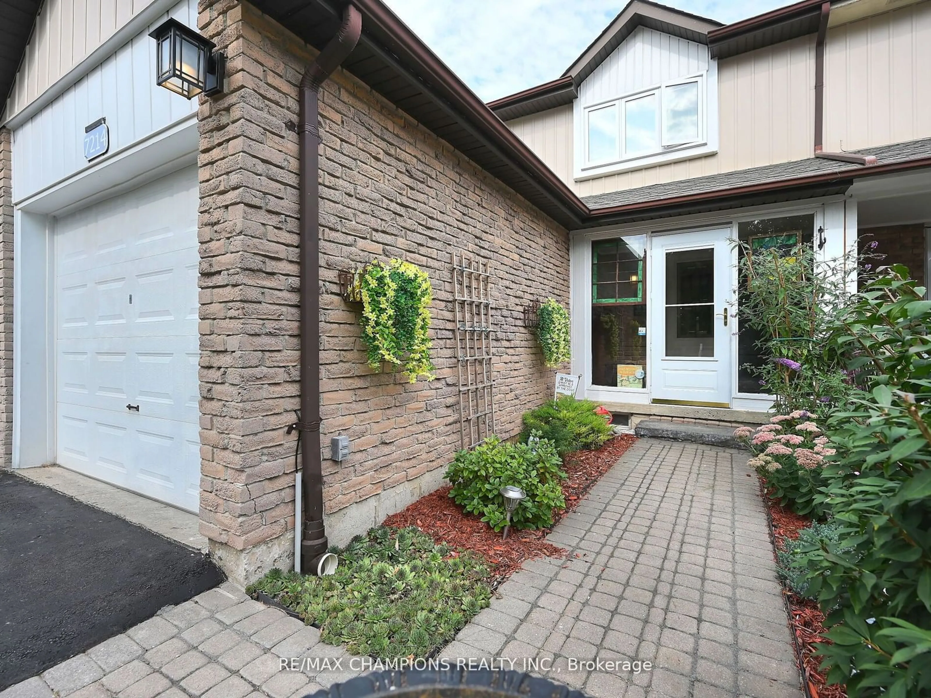 Home with brick exterior material for 7214 Ridgeland Cres, Mississauga Ontario L5N 1Y9