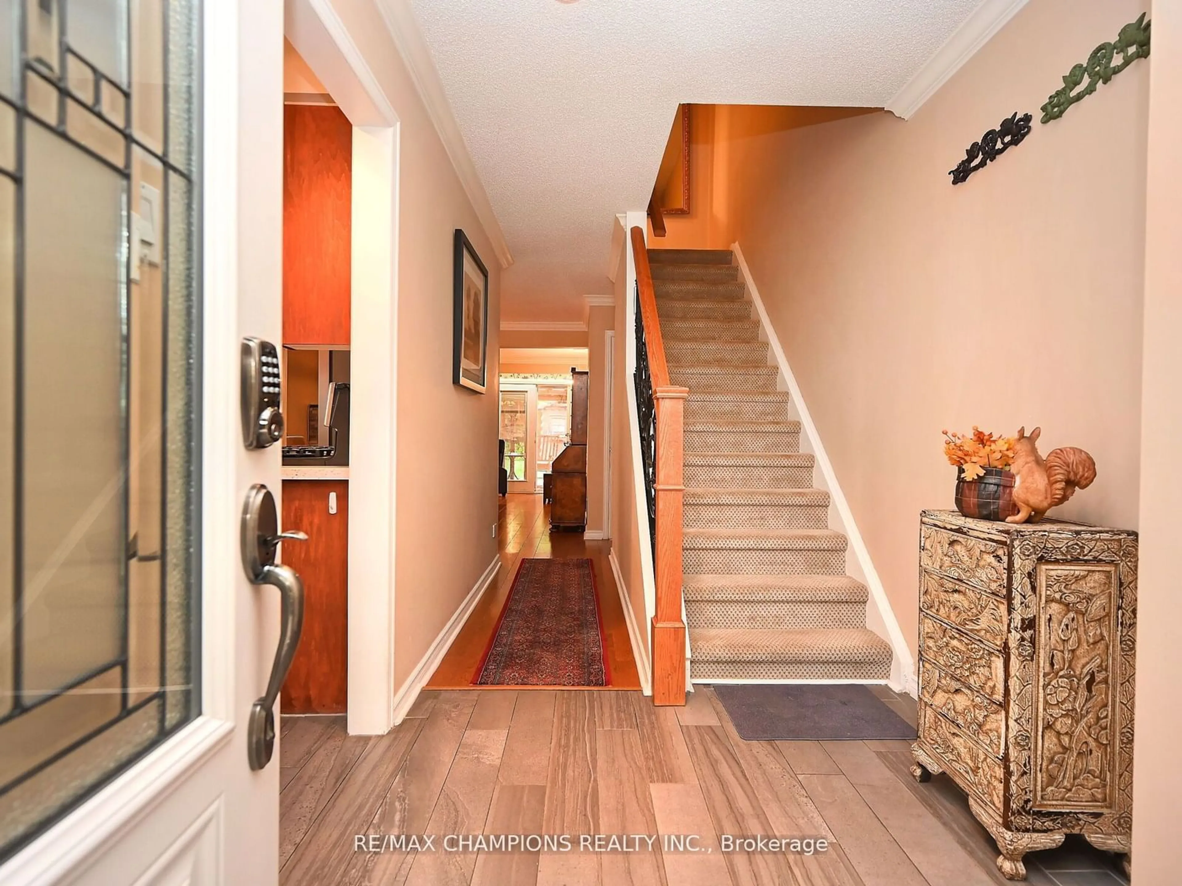 Indoor entryway, wood floors for 7214 Ridgeland Cres, Mississauga Ontario L5N 1Y9