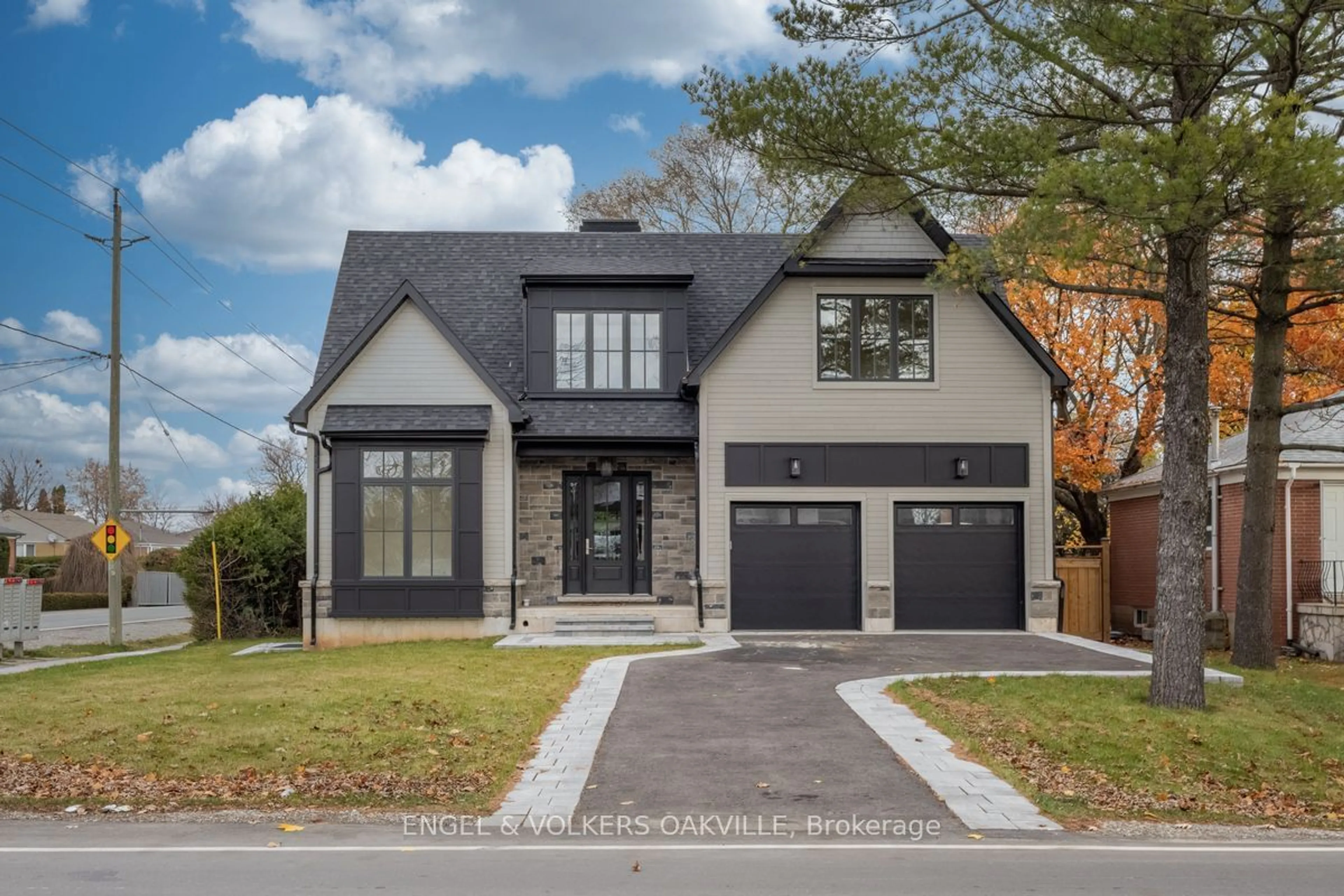 Home with brick exterior material for 601 Maplehurst Ave, Oakville Ontario L6L 4Y8