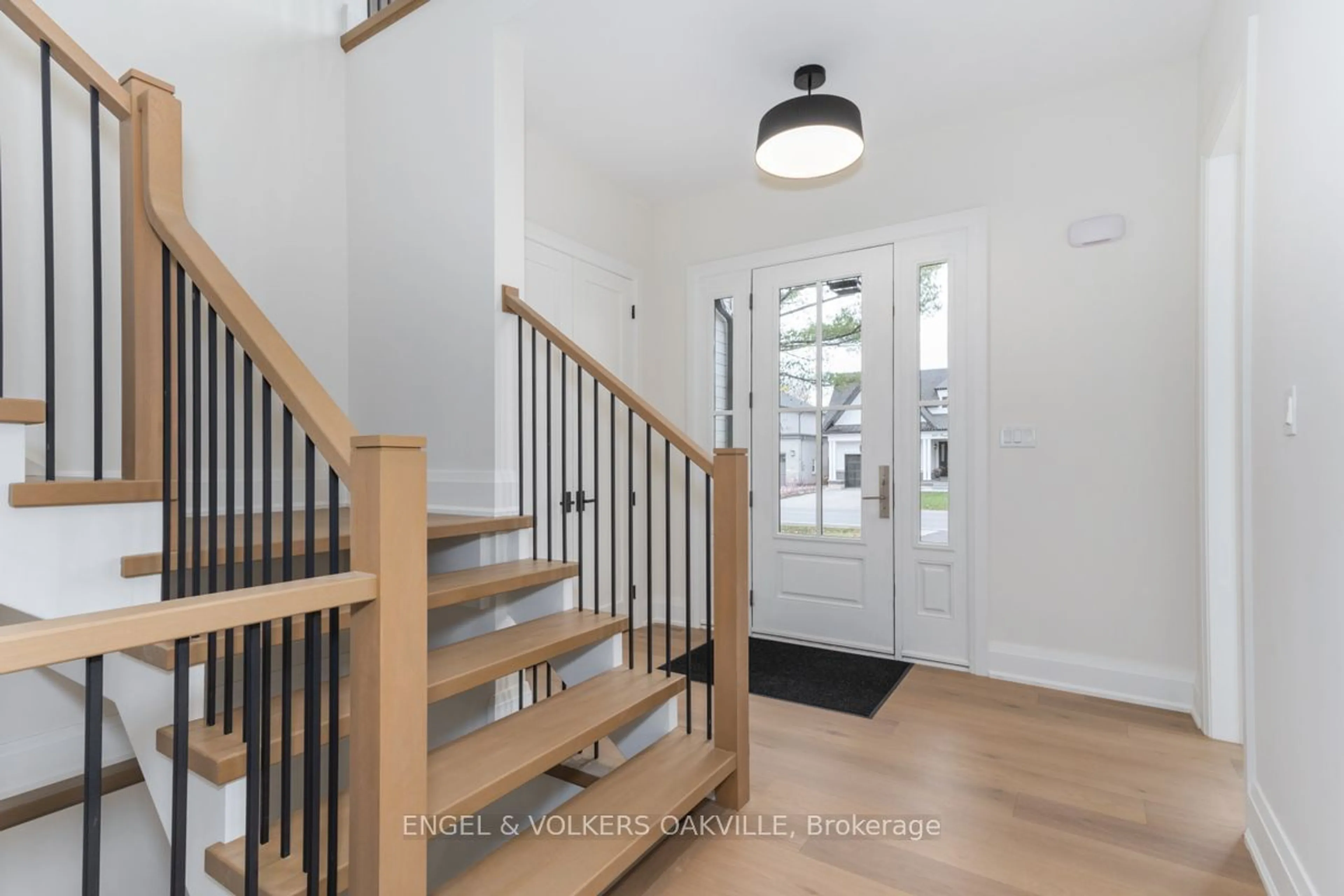 Indoor entryway, wood floors for 601 Maplehurst Ave, Oakville Ontario L6L 4Y8