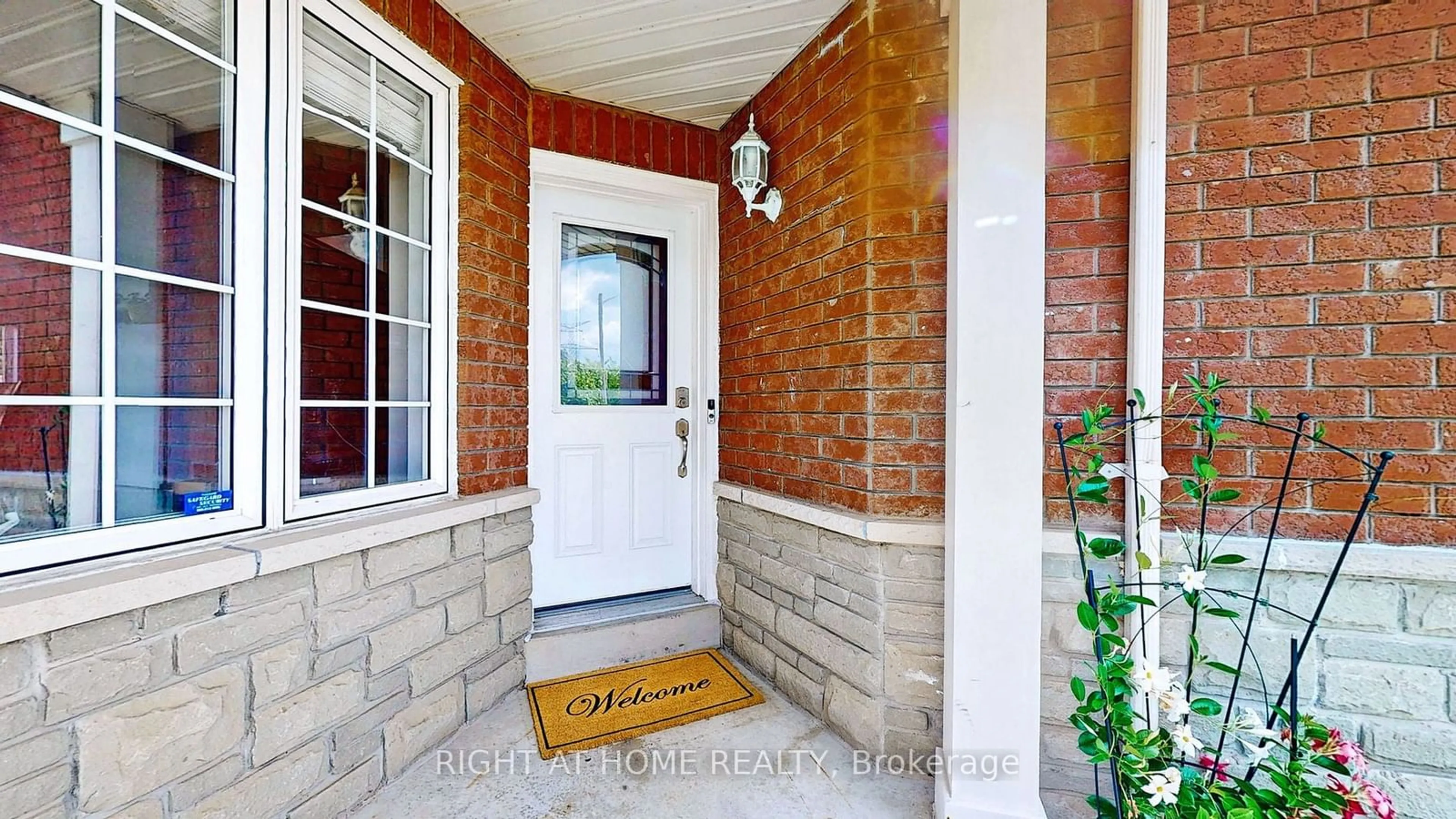 Indoor entryway, wood floors for 7650 Black Walnut Tr, Mississauga Ontario L5N 8A7