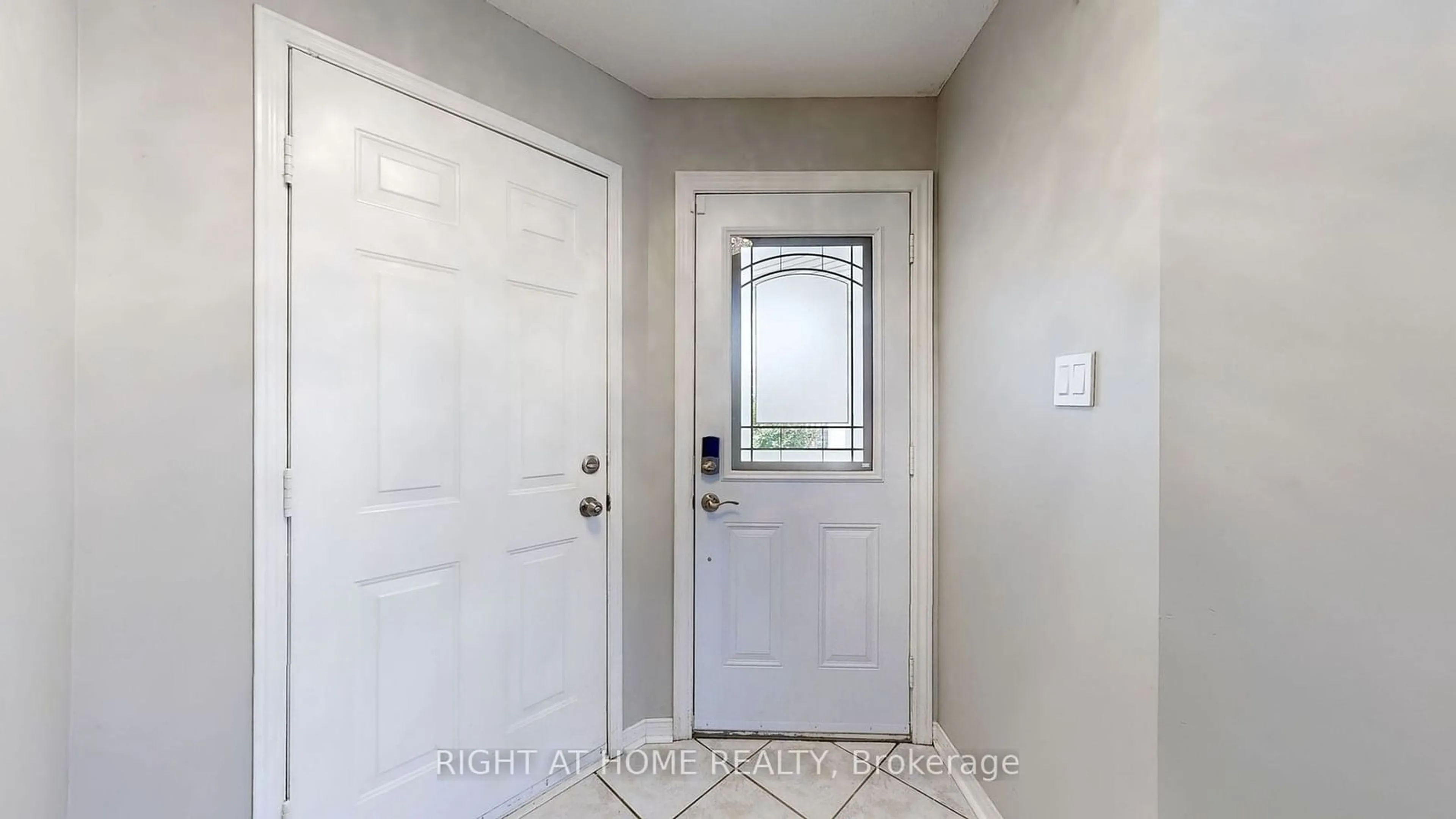 Indoor entryway, not visible floor for 7650 Black Walnut Tr, Mississauga Ontario L5N 8A7