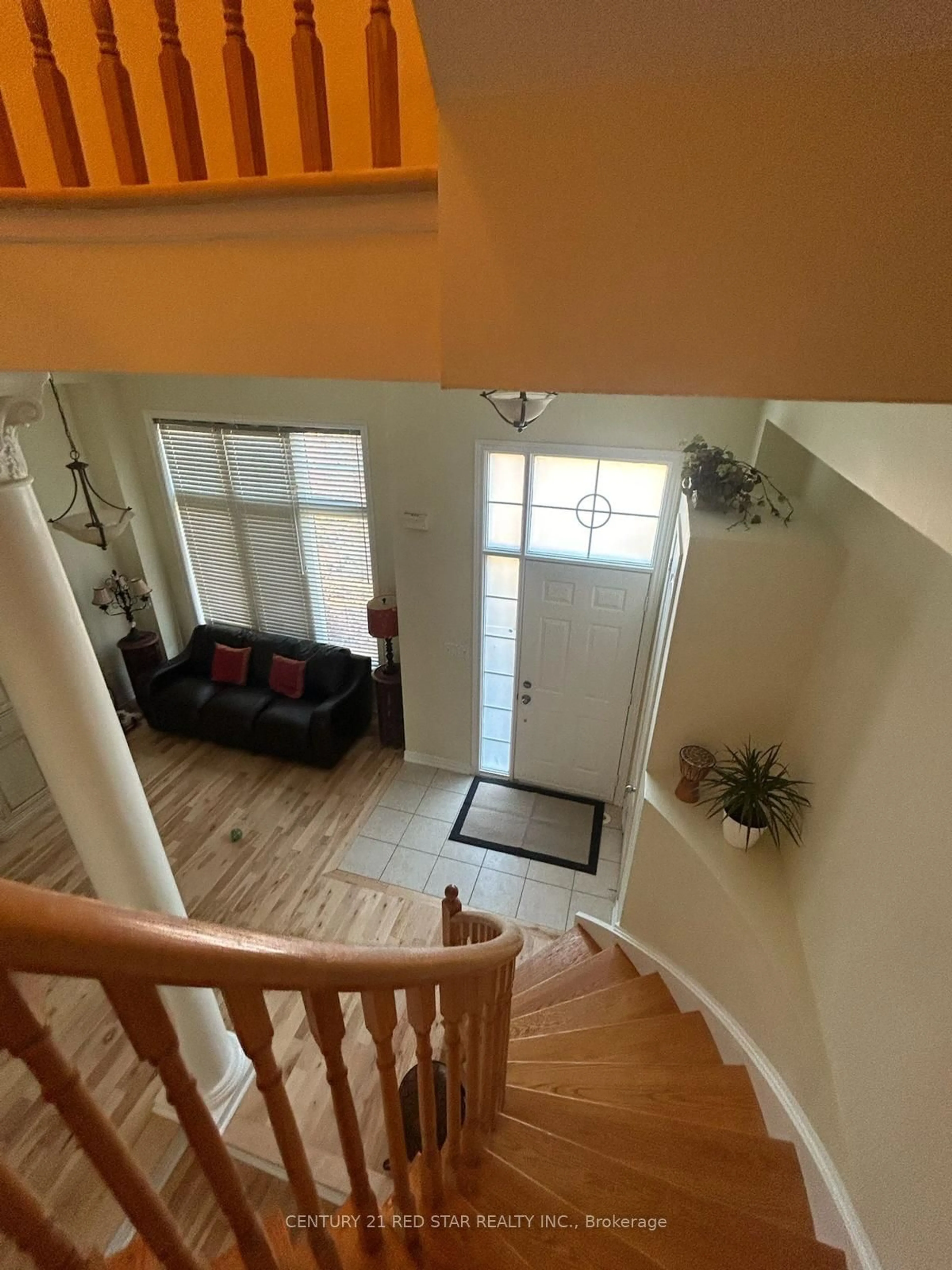 Indoor foyer, wood floors for 5197 Preservation Circ, Mississauga Ontario L5M 7T3