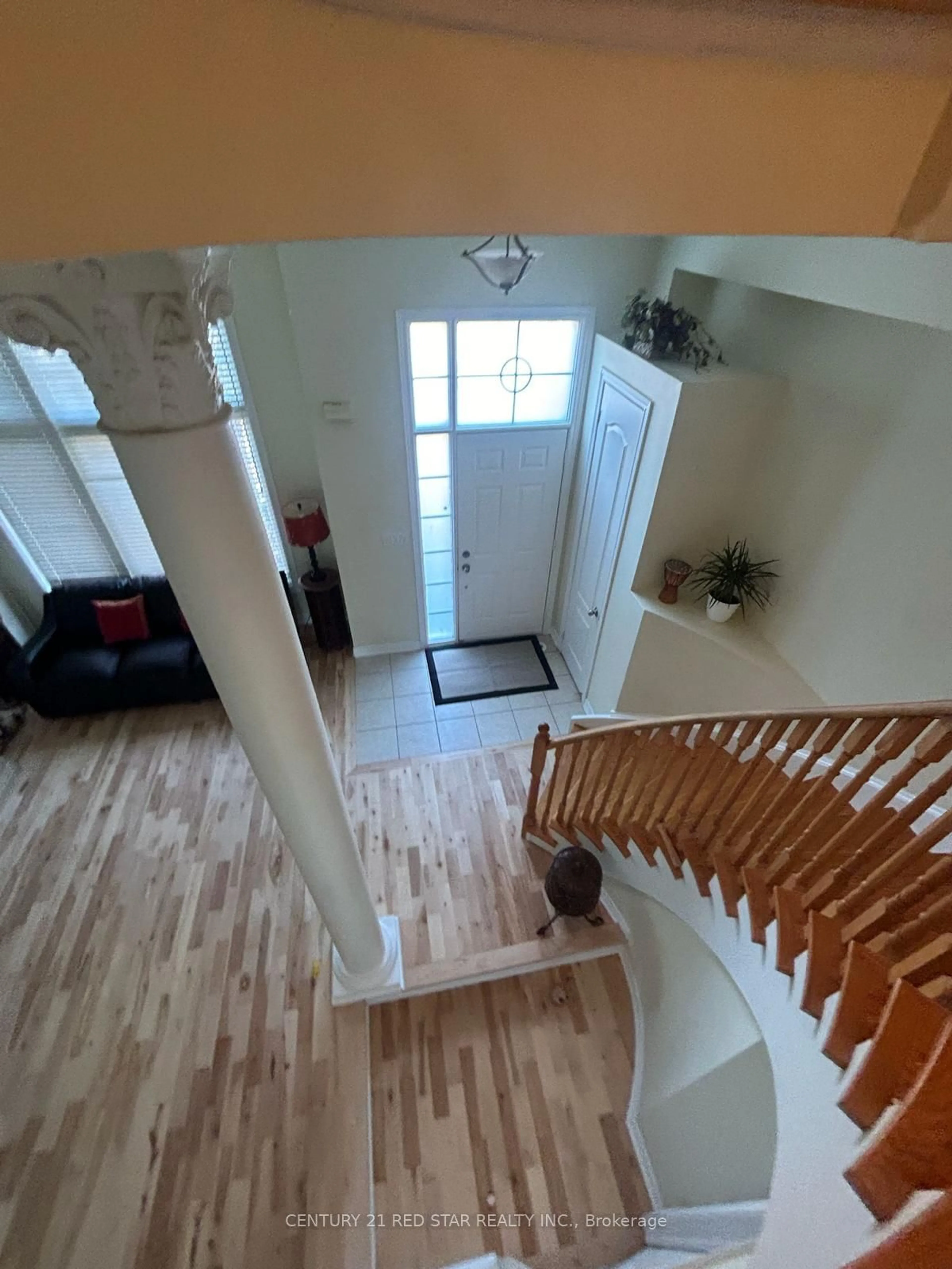 Indoor foyer, wood floors for 5197 Preservation Circ, Mississauga Ontario L5M 7T3