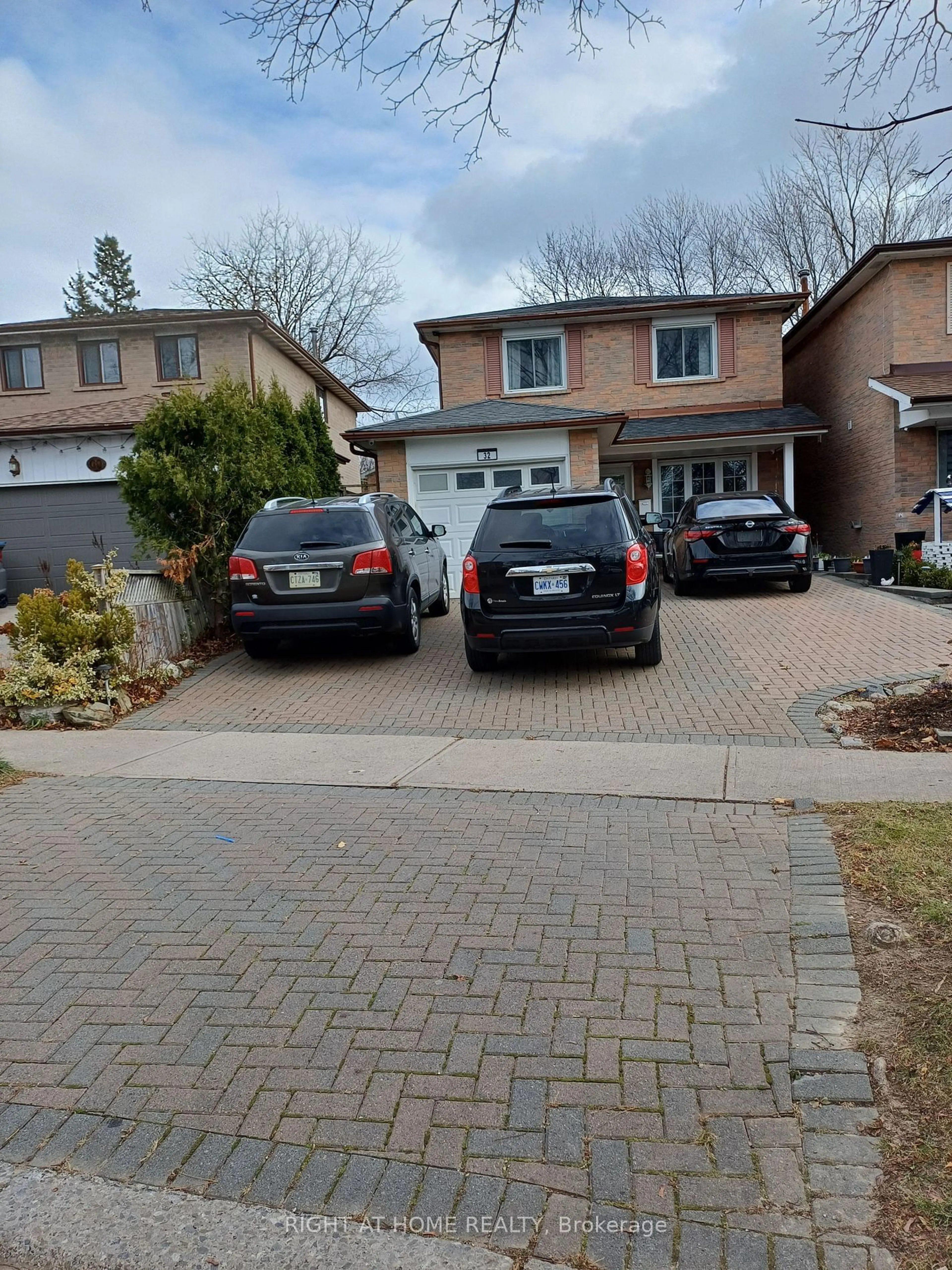 Frontside or backside of a home, the street view for 32 Barrington Cres, Brampton Ontario L6Z 1N3