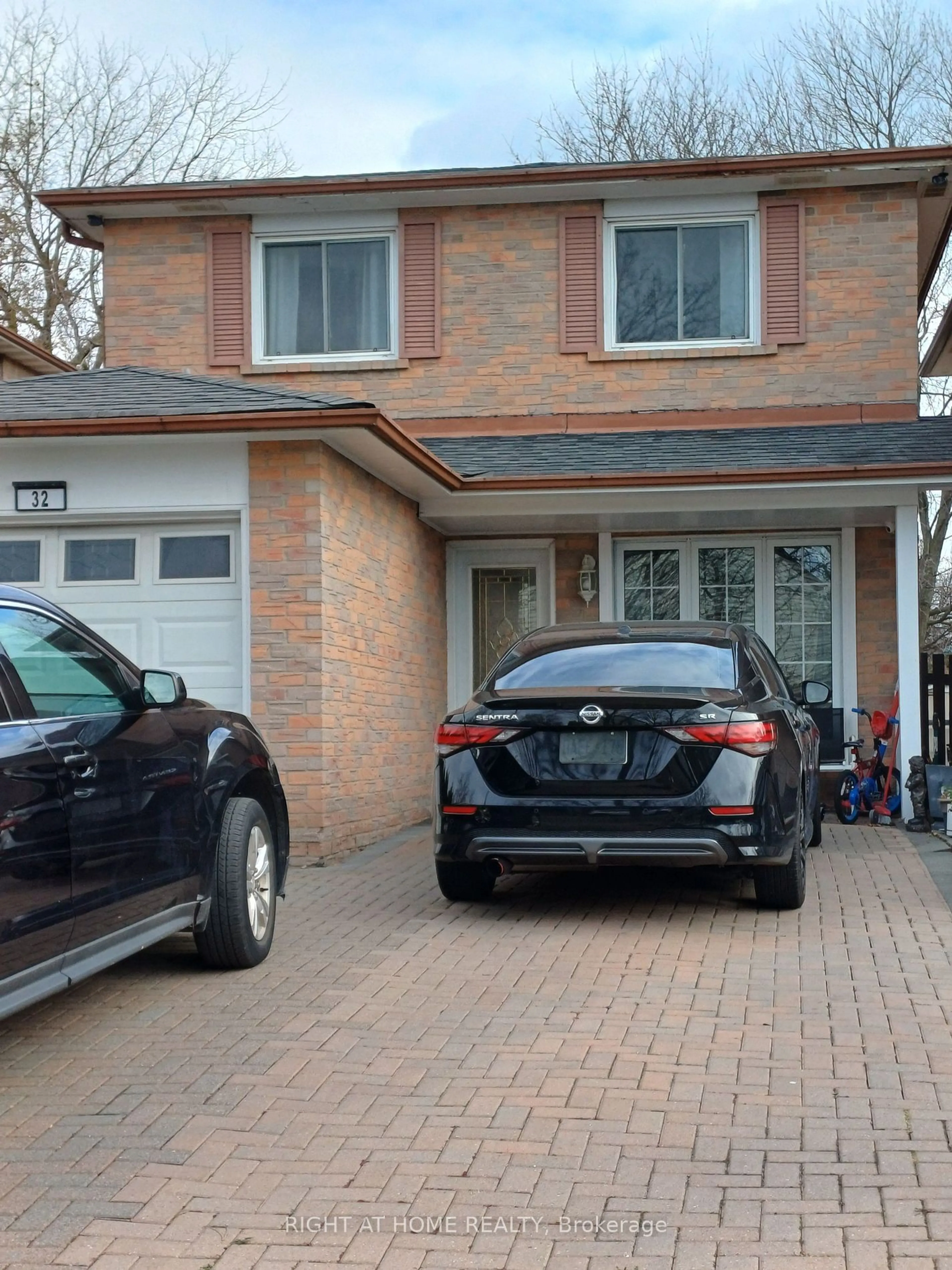 Frontside or backside of a home, the street view for 32 Barrington Cres, Brampton Ontario L6Z 1N3