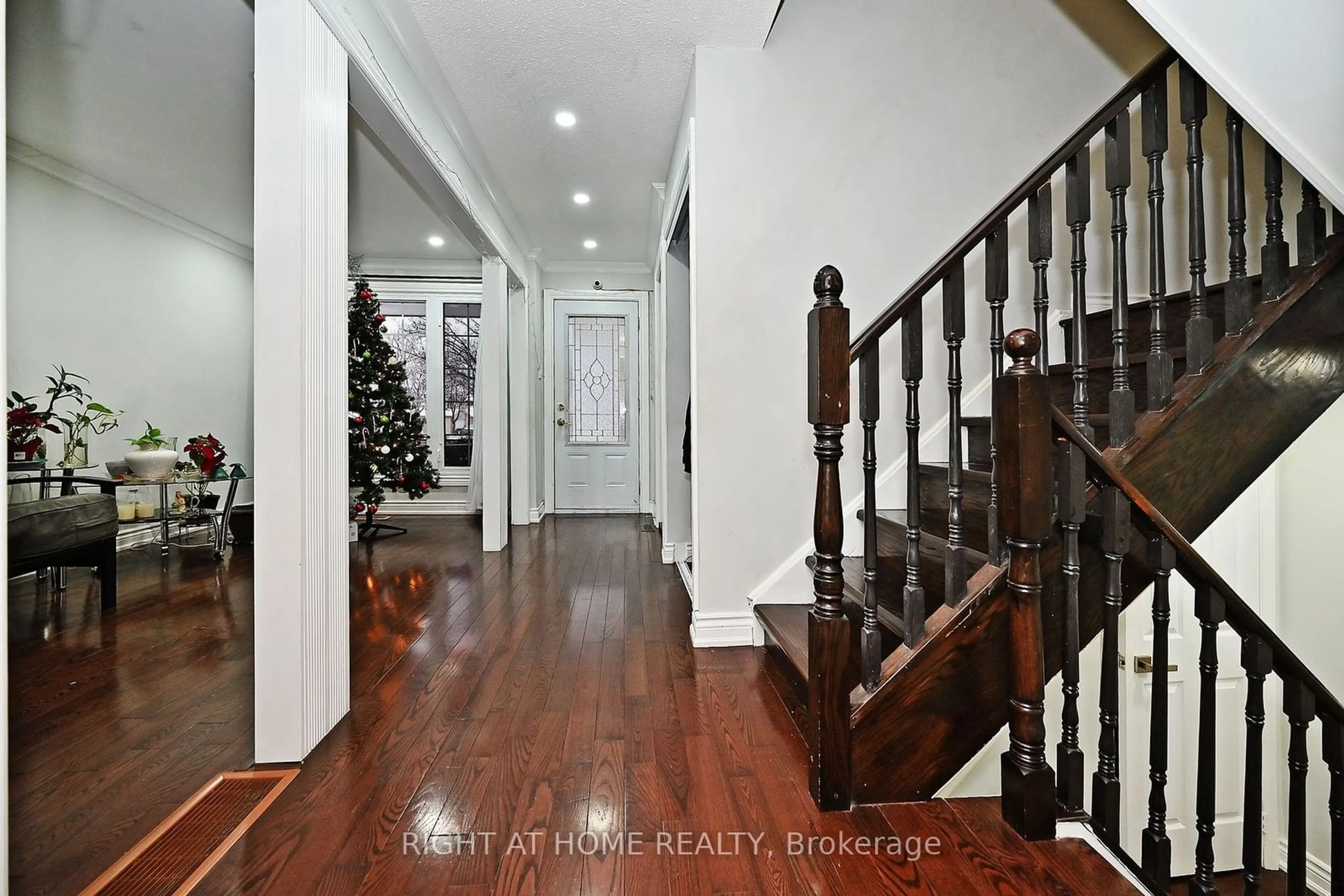 Indoor entryway, wood floors for 32 Barrington Cres, Brampton Ontario L6Z 1N3