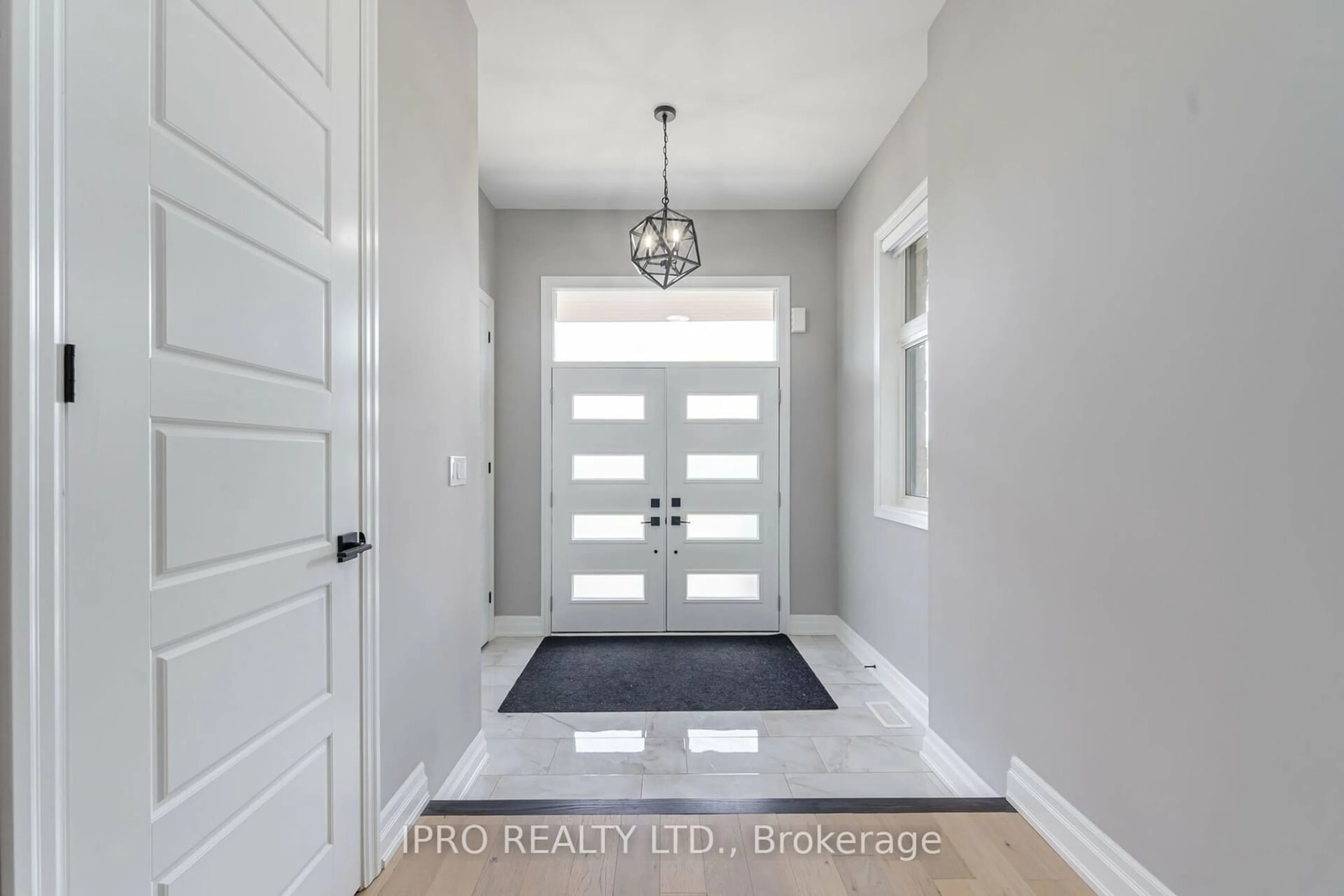 Indoor entryway, wood floors for 1507 Lakeport Cres, Oakville Ontario L6H 3S1