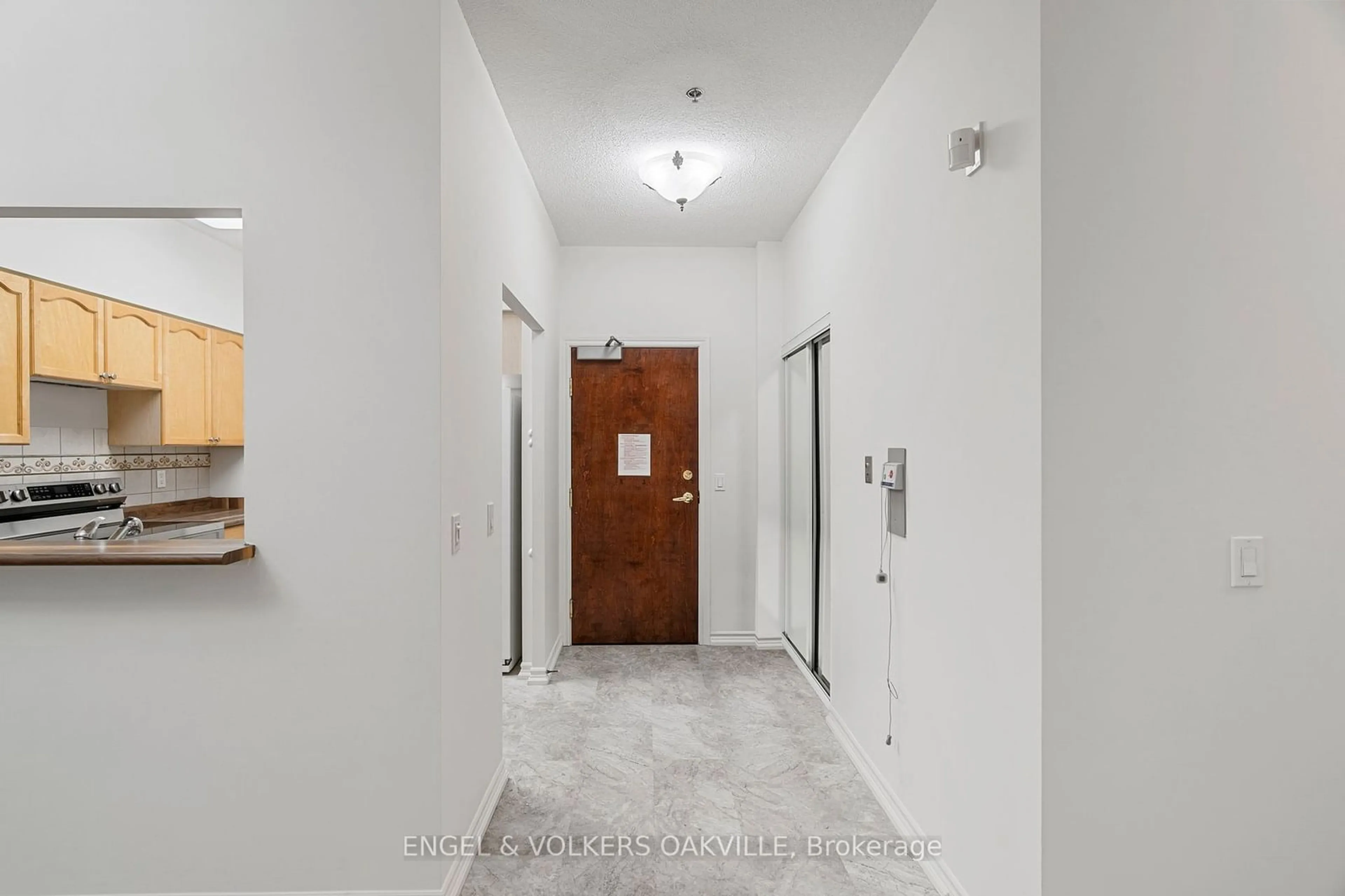 Indoor foyer, not visible floor for 100 Burloak Dr #1104, Burlington Ontario L7L 6P6