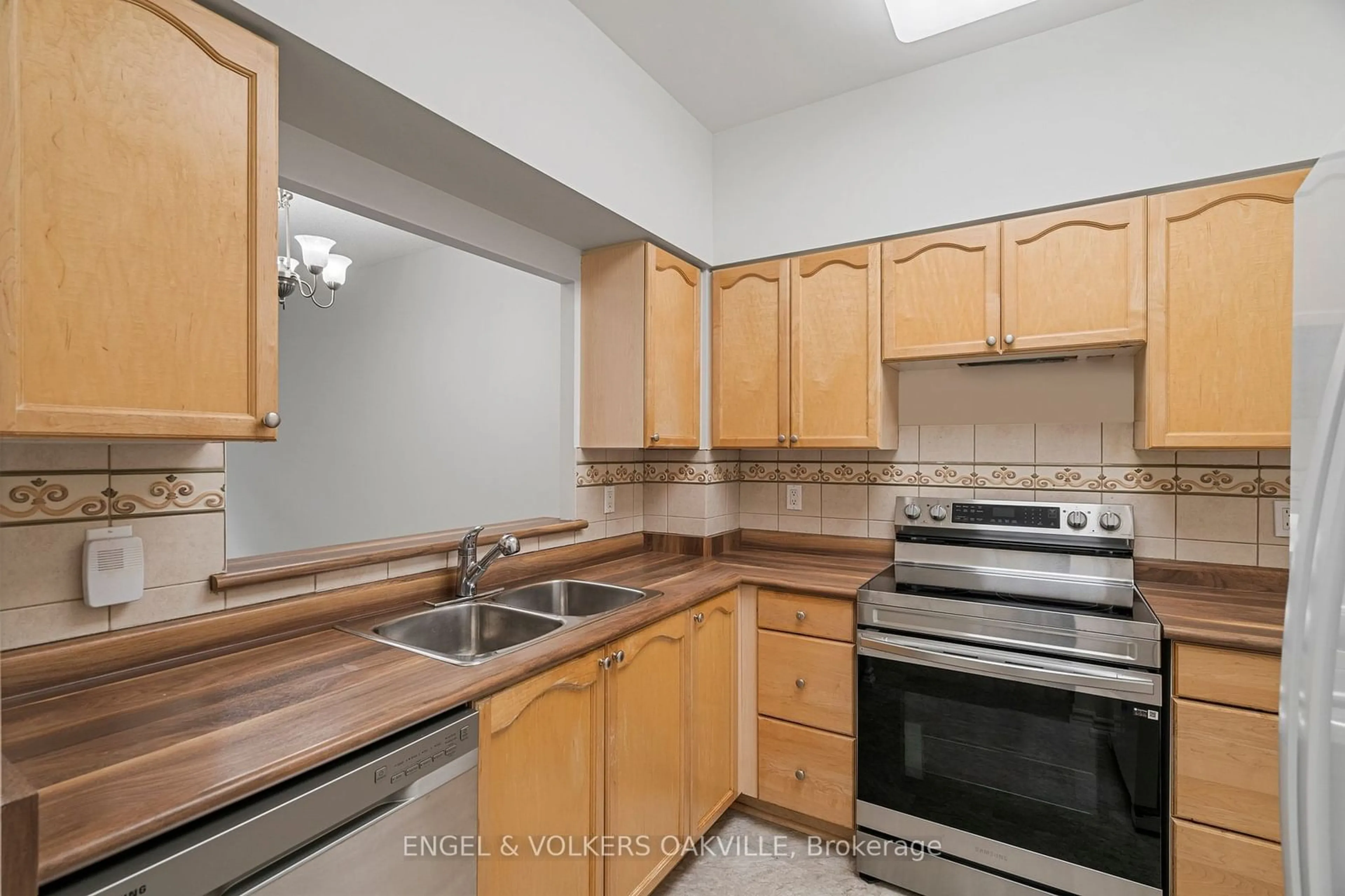 Standard kitchen, wood floors for 100 Burloak Dr #1104, Burlington Ontario L7L 6P6