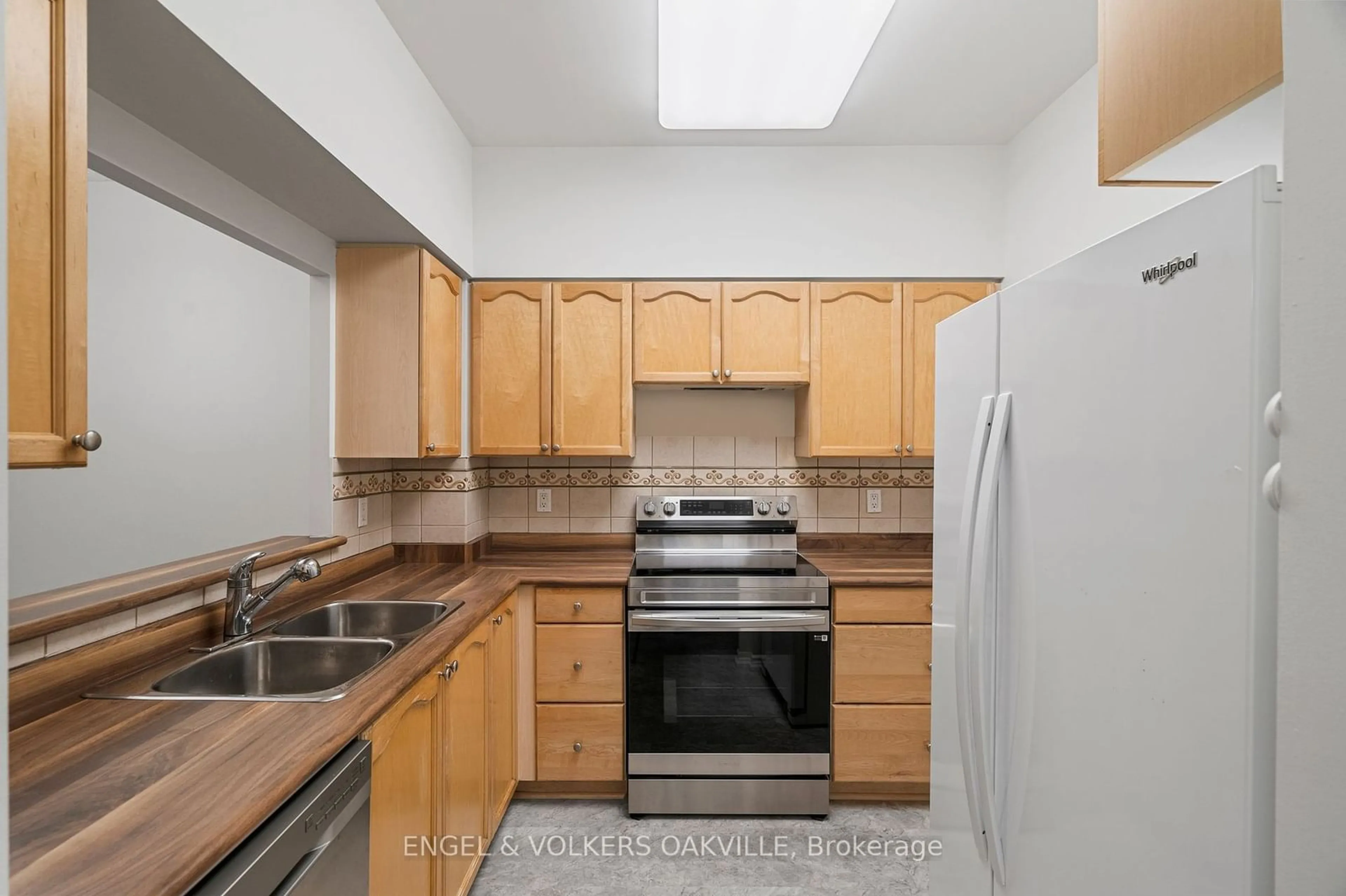 Standard kitchen, wood floors, cottage for 100 Burloak Dr #1104, Burlington Ontario L7L 6P6