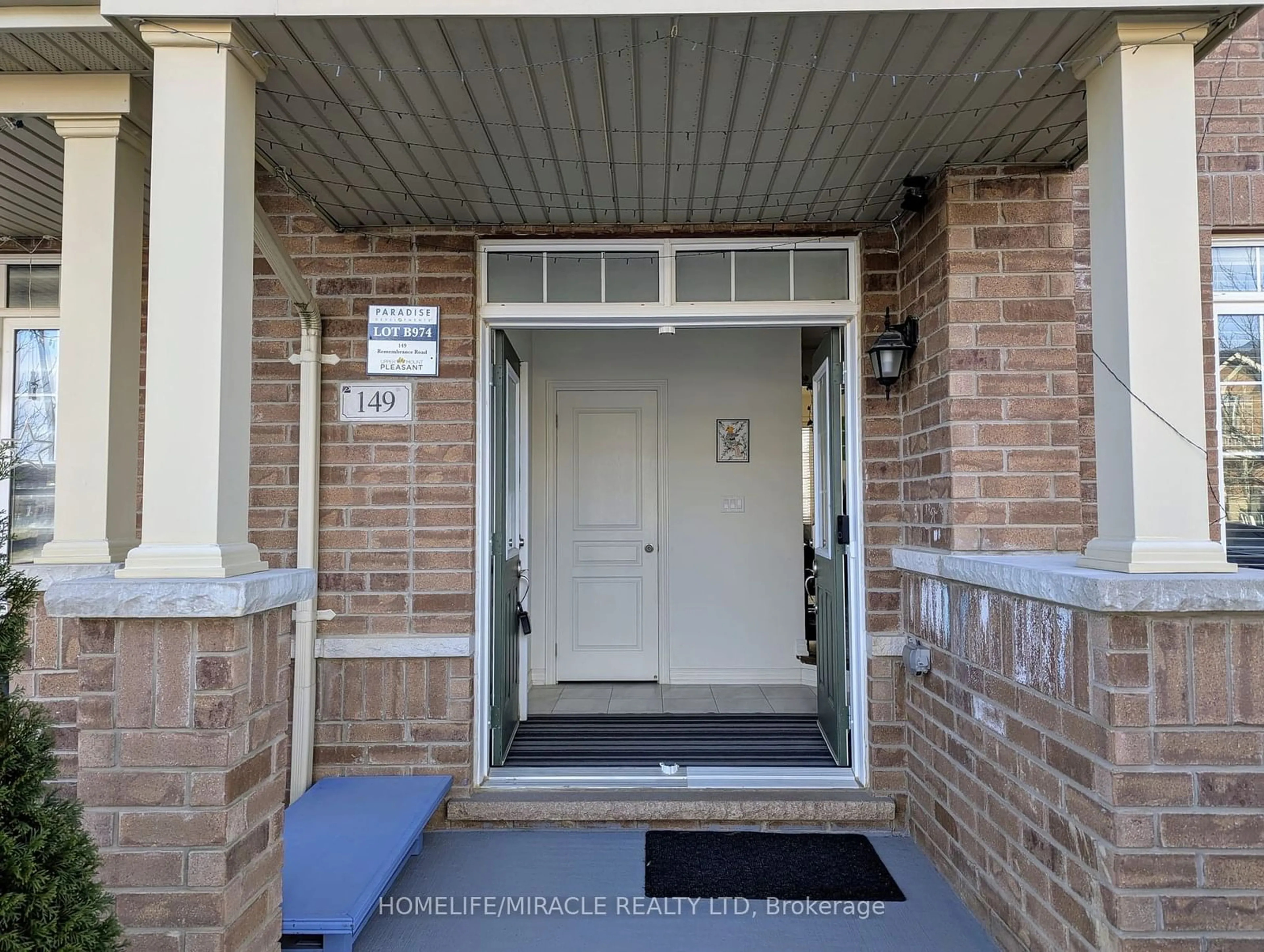 Indoor entryway, wood floors for 149 Remembrance Rd, Brampton Ontario L7A 3Y2