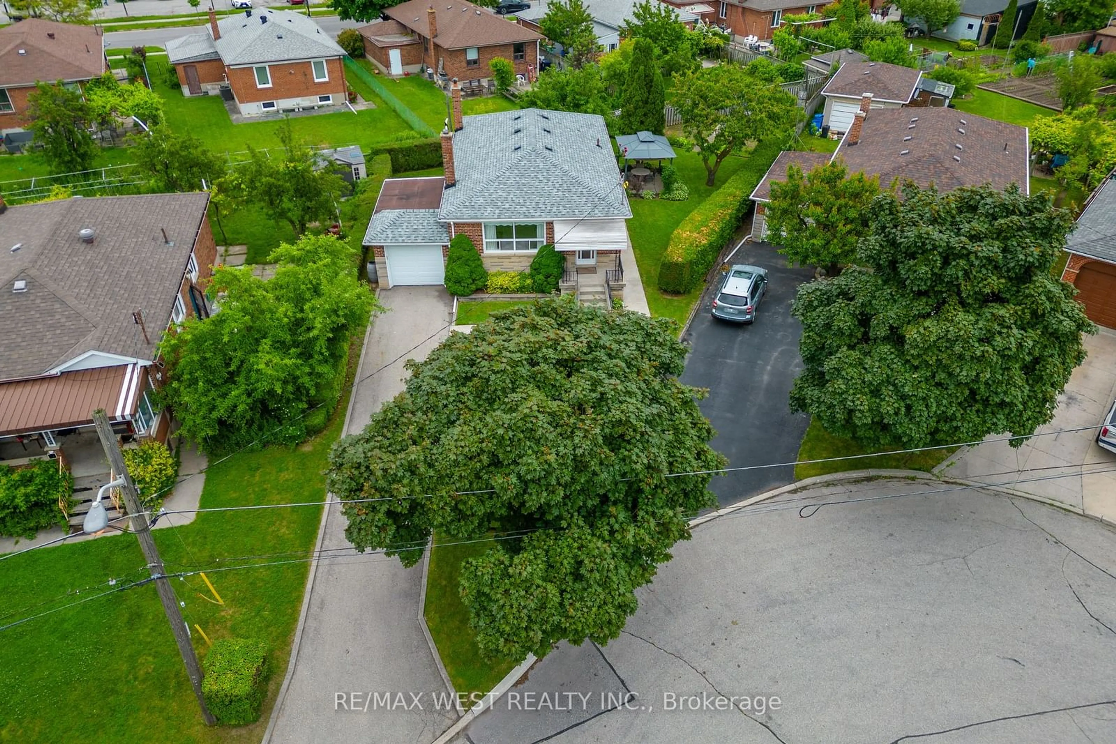 Frontside or backside of a home, the street view for 5 Picton Cres, Toronto Ontario M3K 1W4