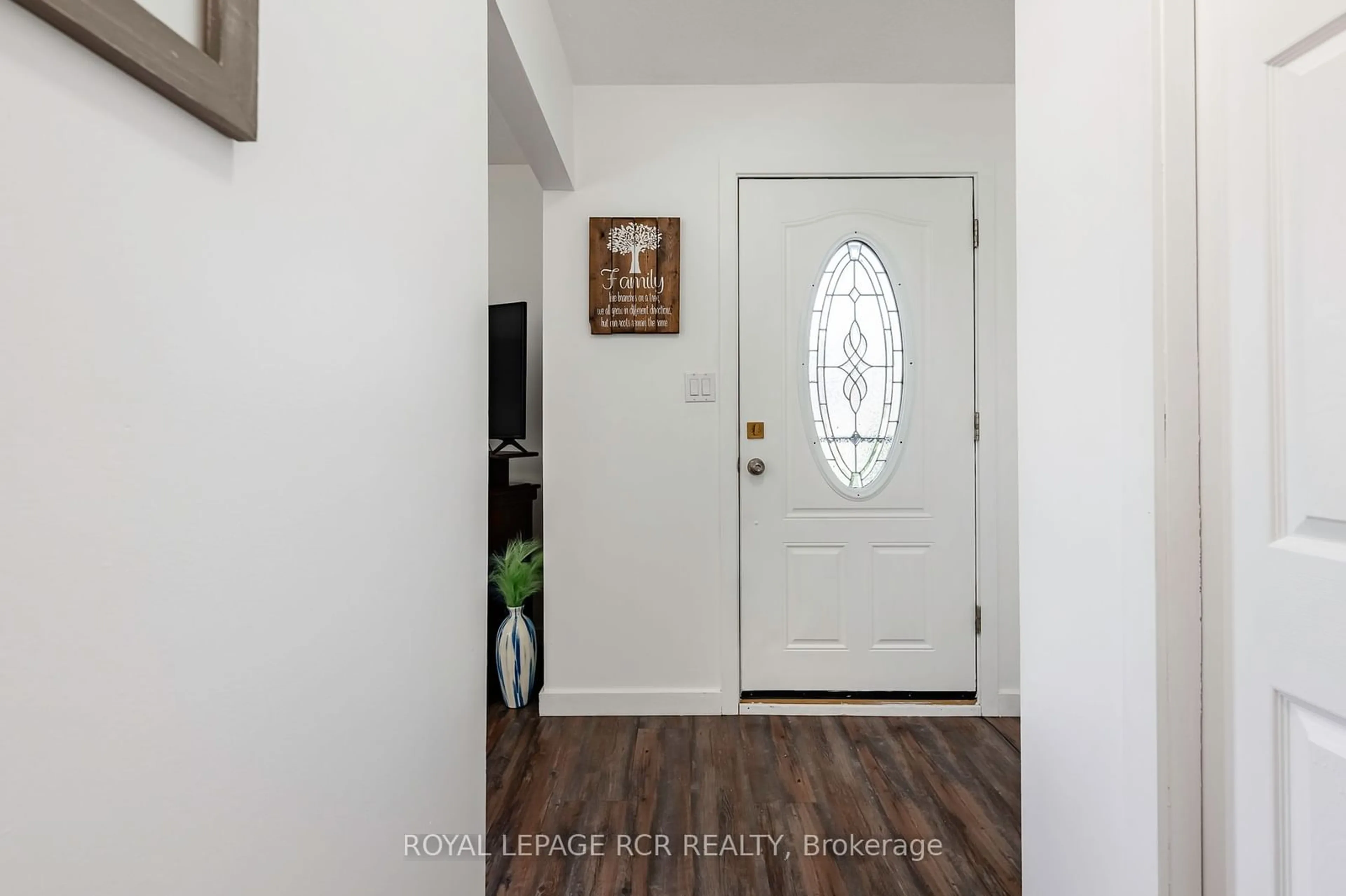 Indoor entryway, wood floors for 34 Diane Dr, Orangeville Ontario L9W 3N4