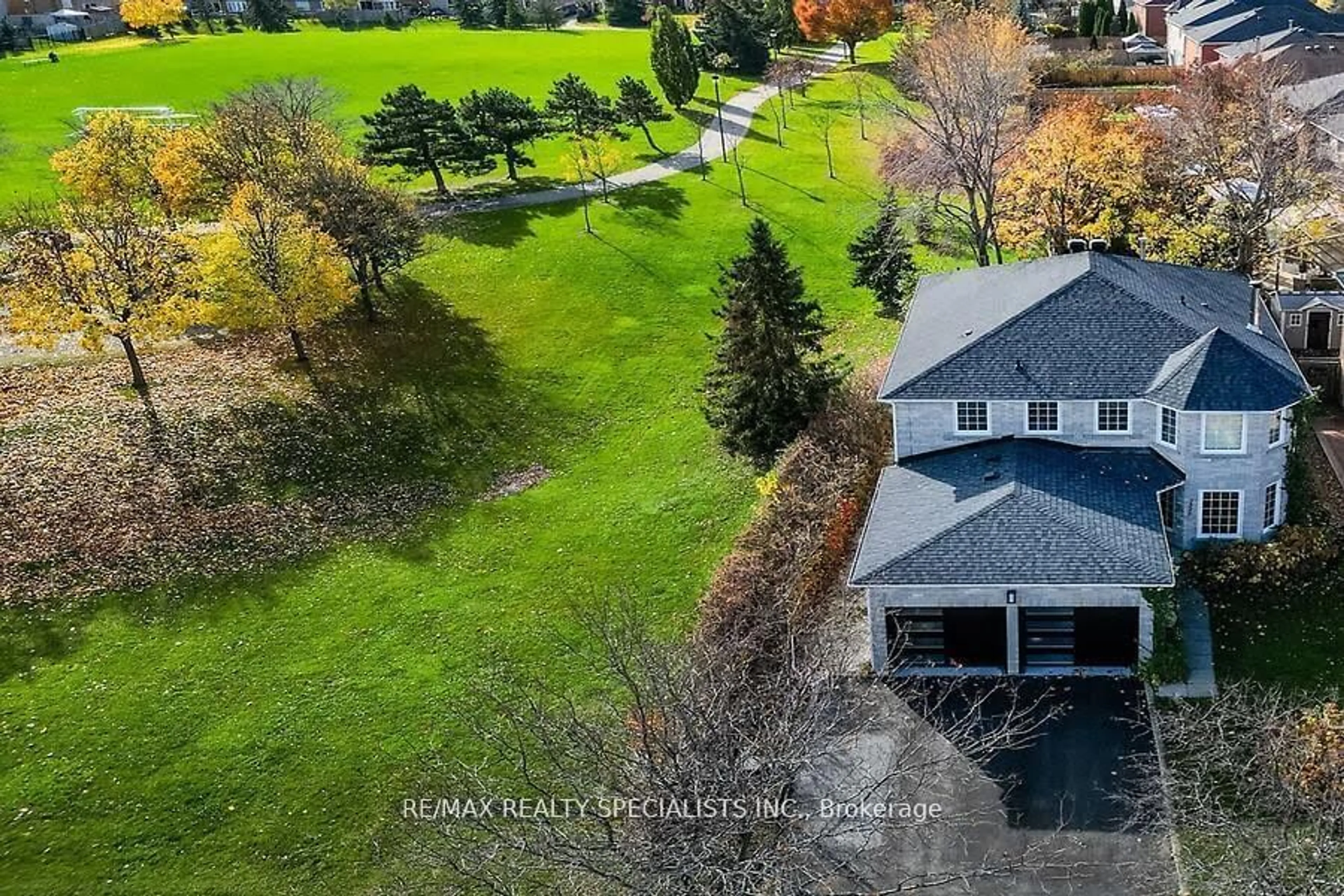 A pic from exterior of the house or condo, the fenced backyard for 7326 Aspen Ave, Mississauga Ontario L5N 6P2