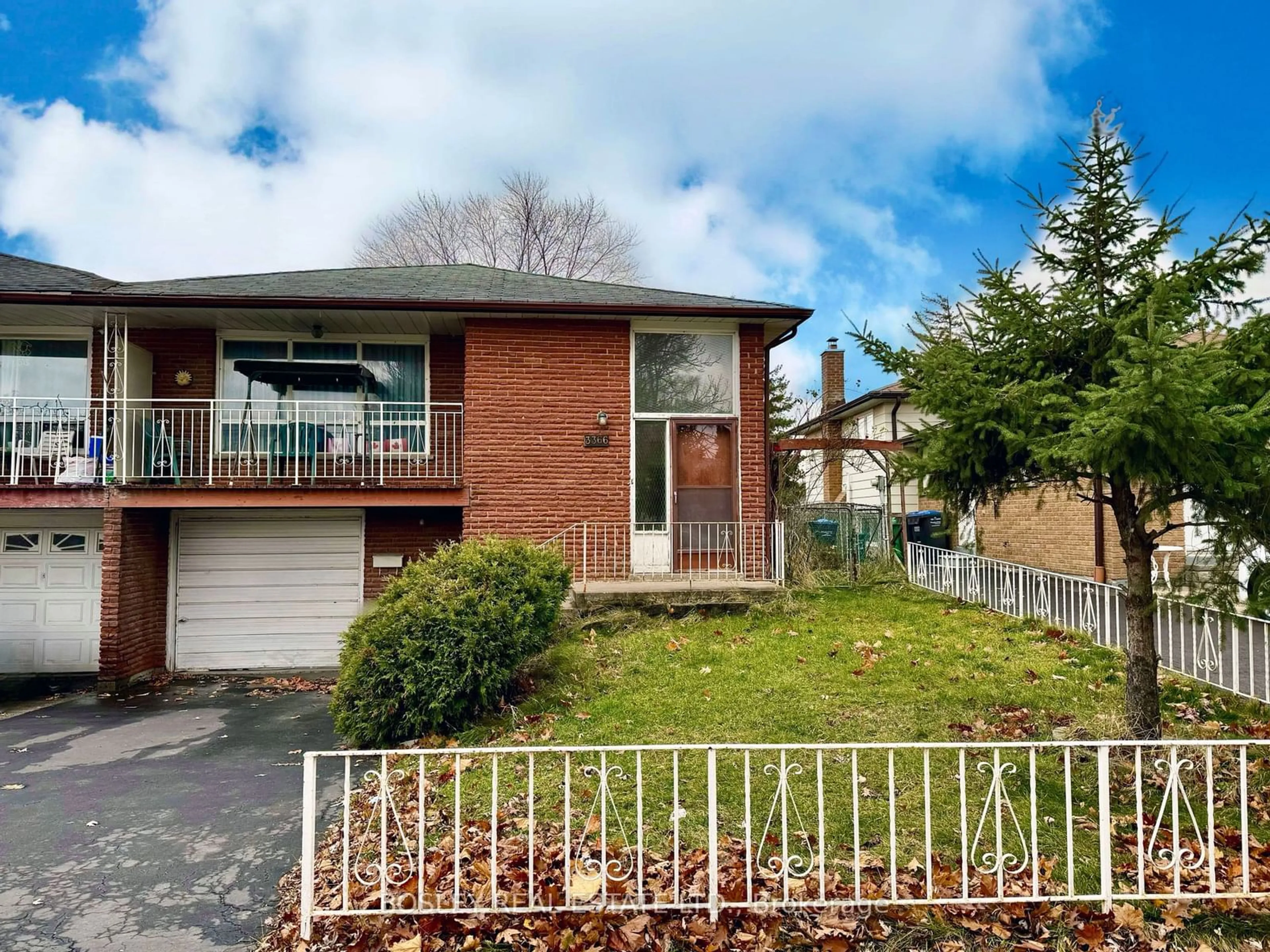 Frontside or backside of a home, the fenced backyard for 3366 Strabane Dr, Mississauga Ontario L5C 1W7