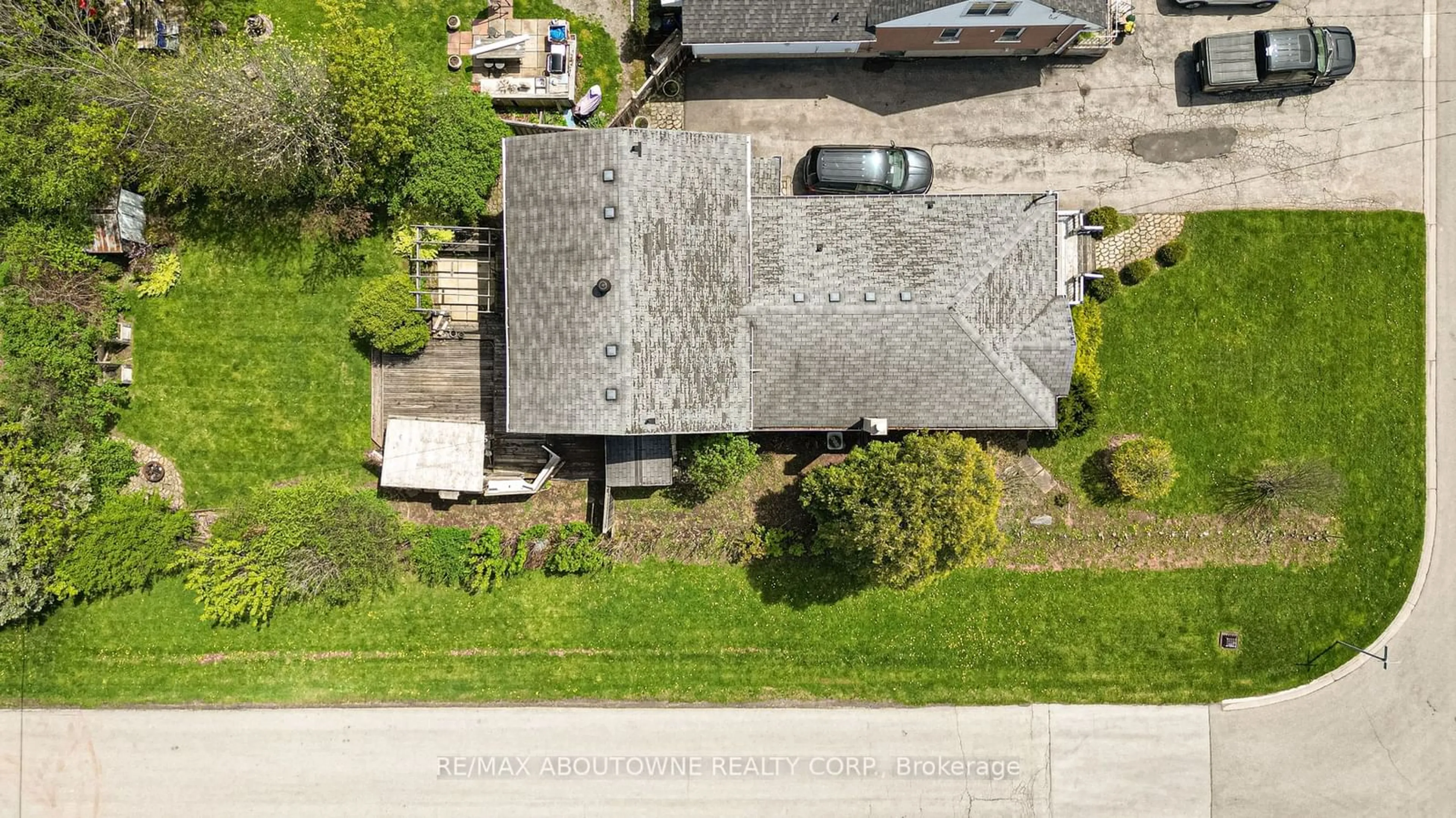 Frontside or backside of a home, the street view for 251 JENNINGS Cres, Oakville Ontario L6L 1W2