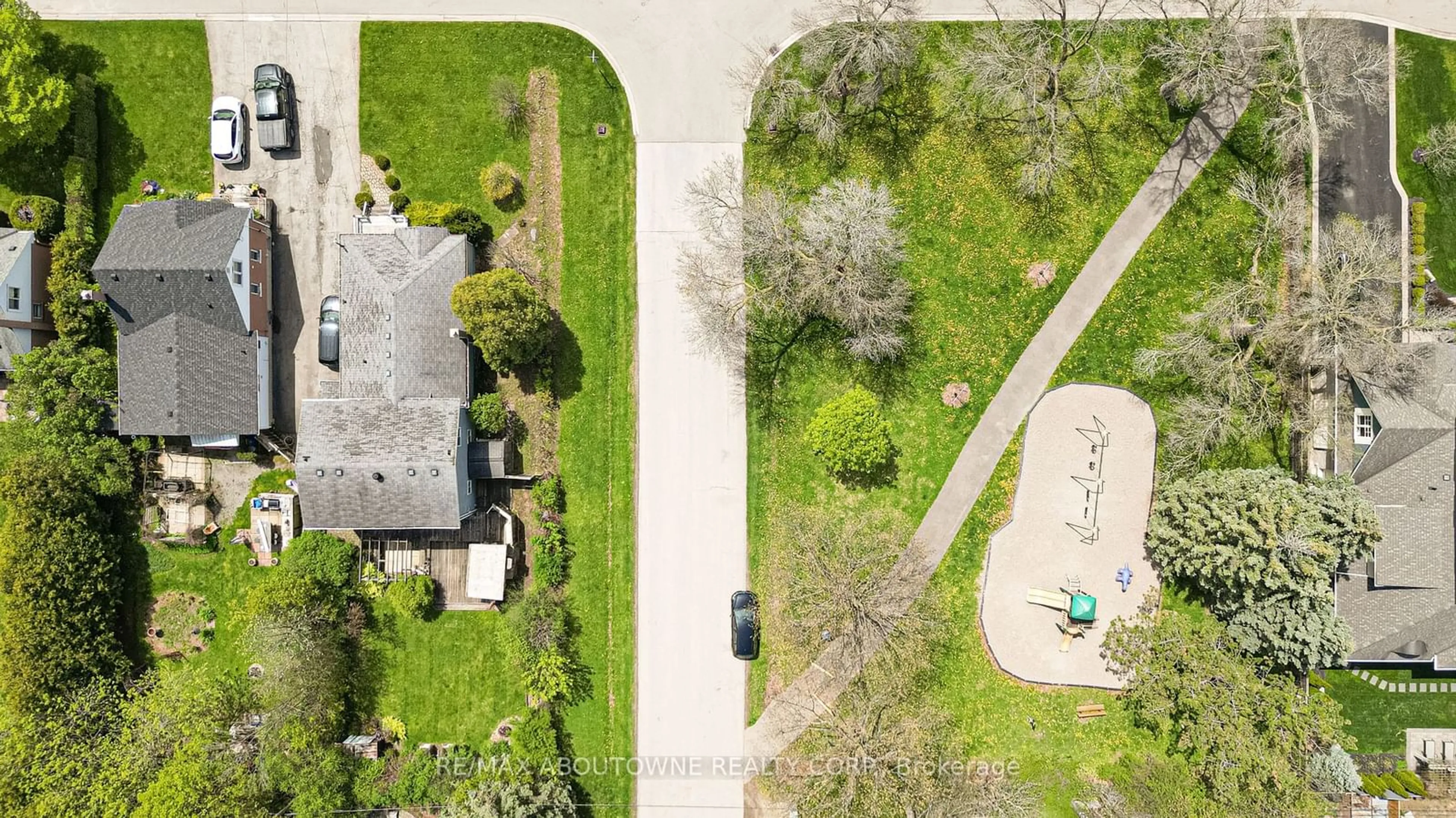 Frontside or backside of a home, the street view for 251 JENNINGS Cres, Oakville Ontario L6L 1W2