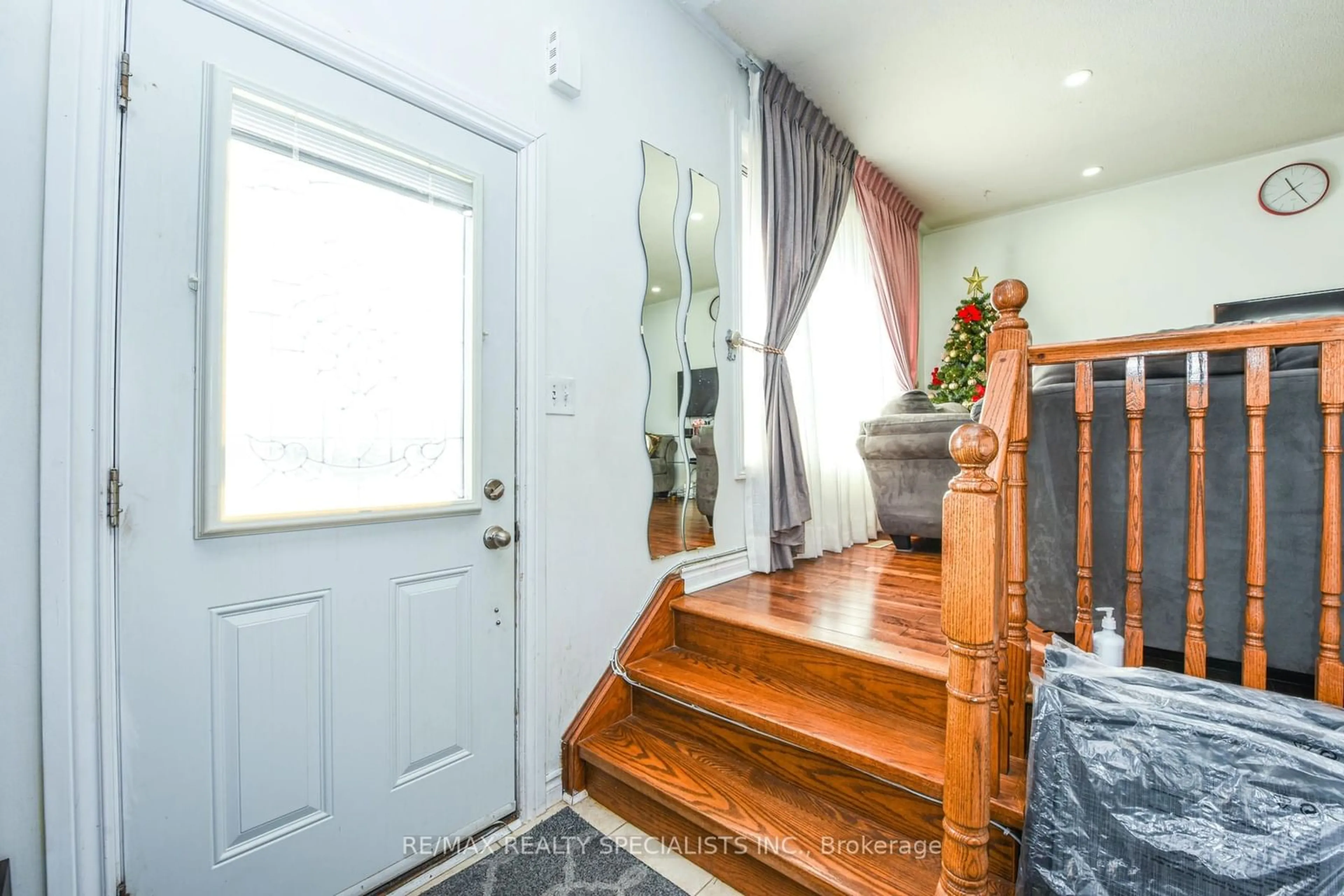 Indoor entryway, wood floors for 52 Crawford Dr, Brampton Ontario L6V 2C7