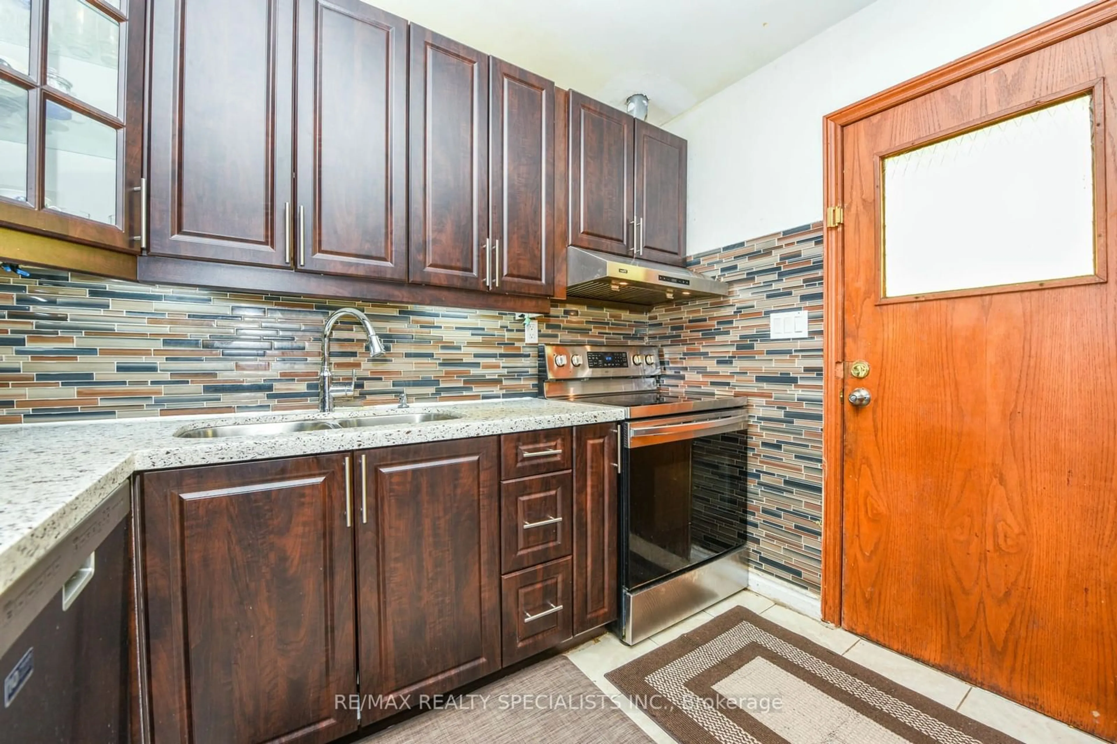 Kitchen, wood floors, cottage for 52 Crawford Dr, Brampton Ontario L6V 2C7