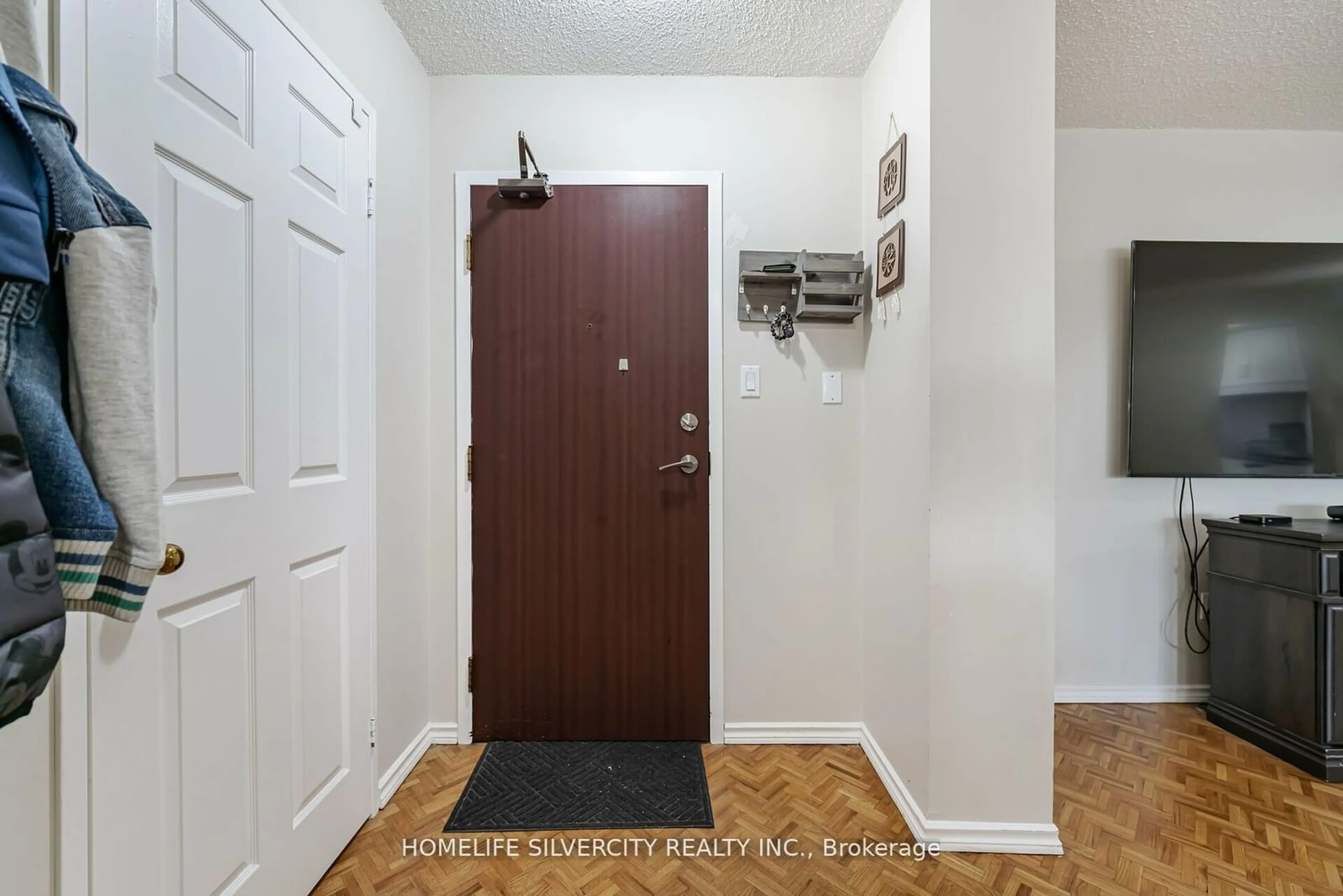 Indoor entryway, wood floors for 5 Lisa St #1512, Brampton Ontario L6T 4T4