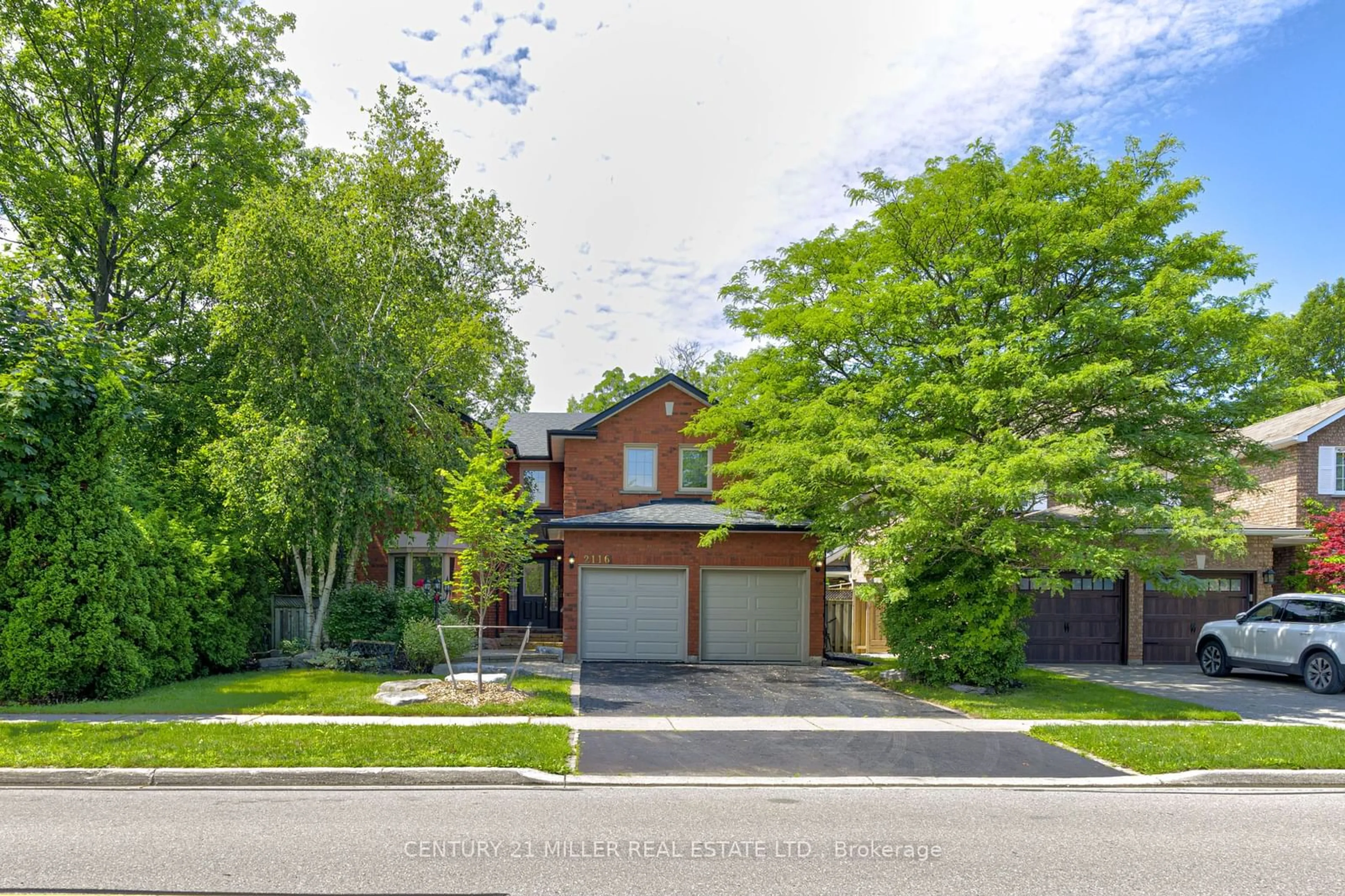 Frontside or backside of a home, the street view for 2116 Munn's Ave, Oakville Ontario L6H 4K4