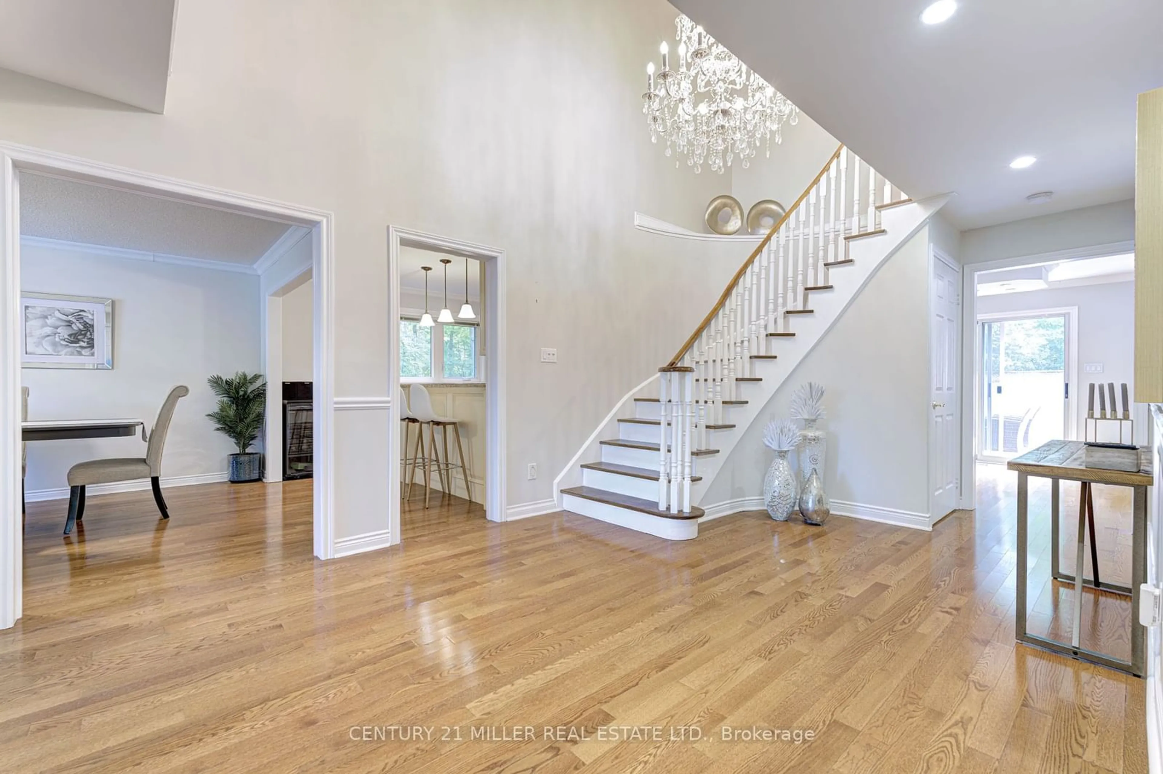 Indoor entryway, wood floors for 2116 Munn's Ave, Oakville Ontario L6H 4K4