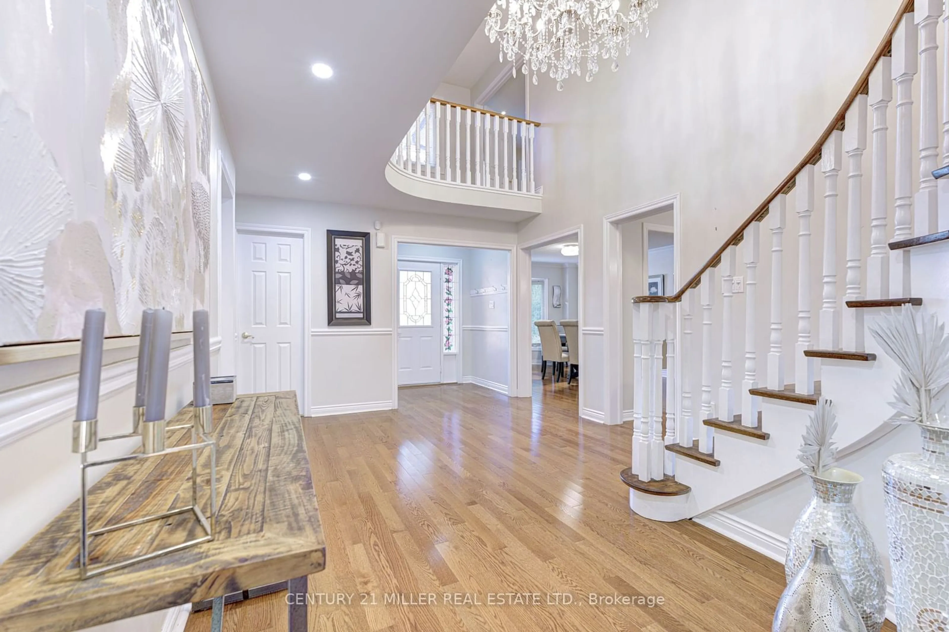 Indoor entryway, wood floors for 2116 Munn's Ave, Oakville Ontario L6H 4K4