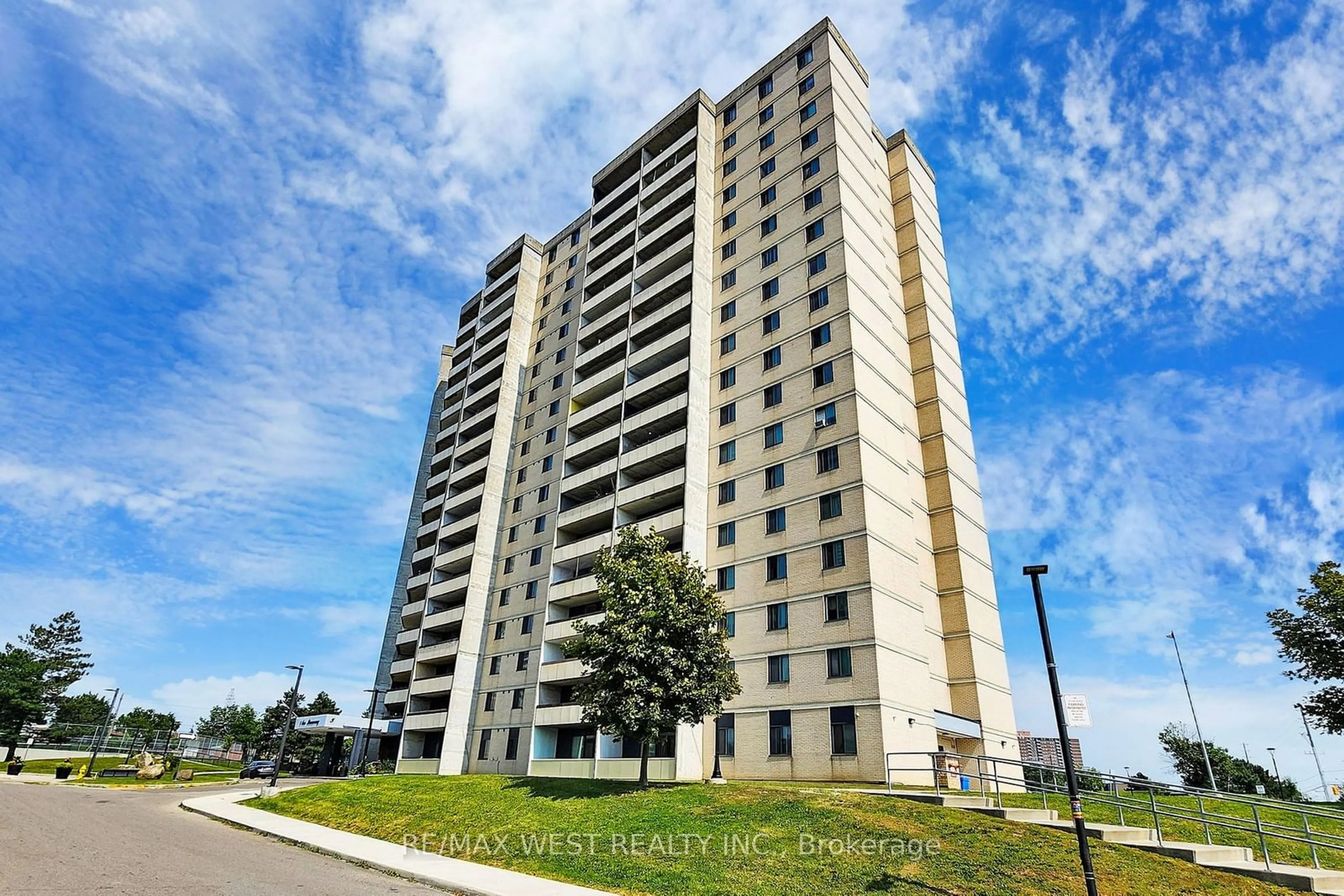 A pic from exterior of the house or condo, the front or back of building for 5 San Romanoway #808, Toronto Ontario M3N 2Y4