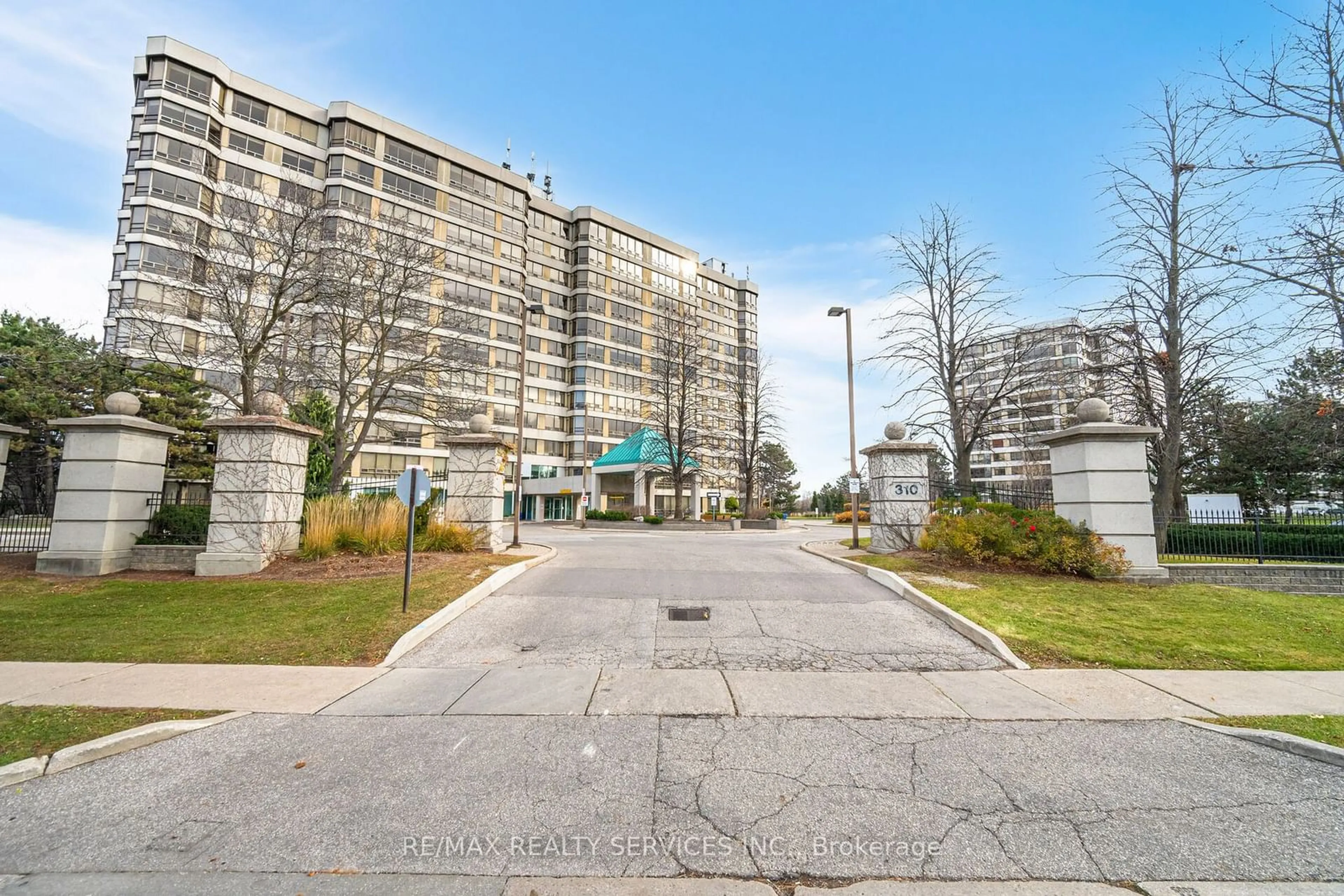 A pic from exterior of the house or condo, the street view for 310 Mill St #1109, Brampton Ontario L6Y 3B1