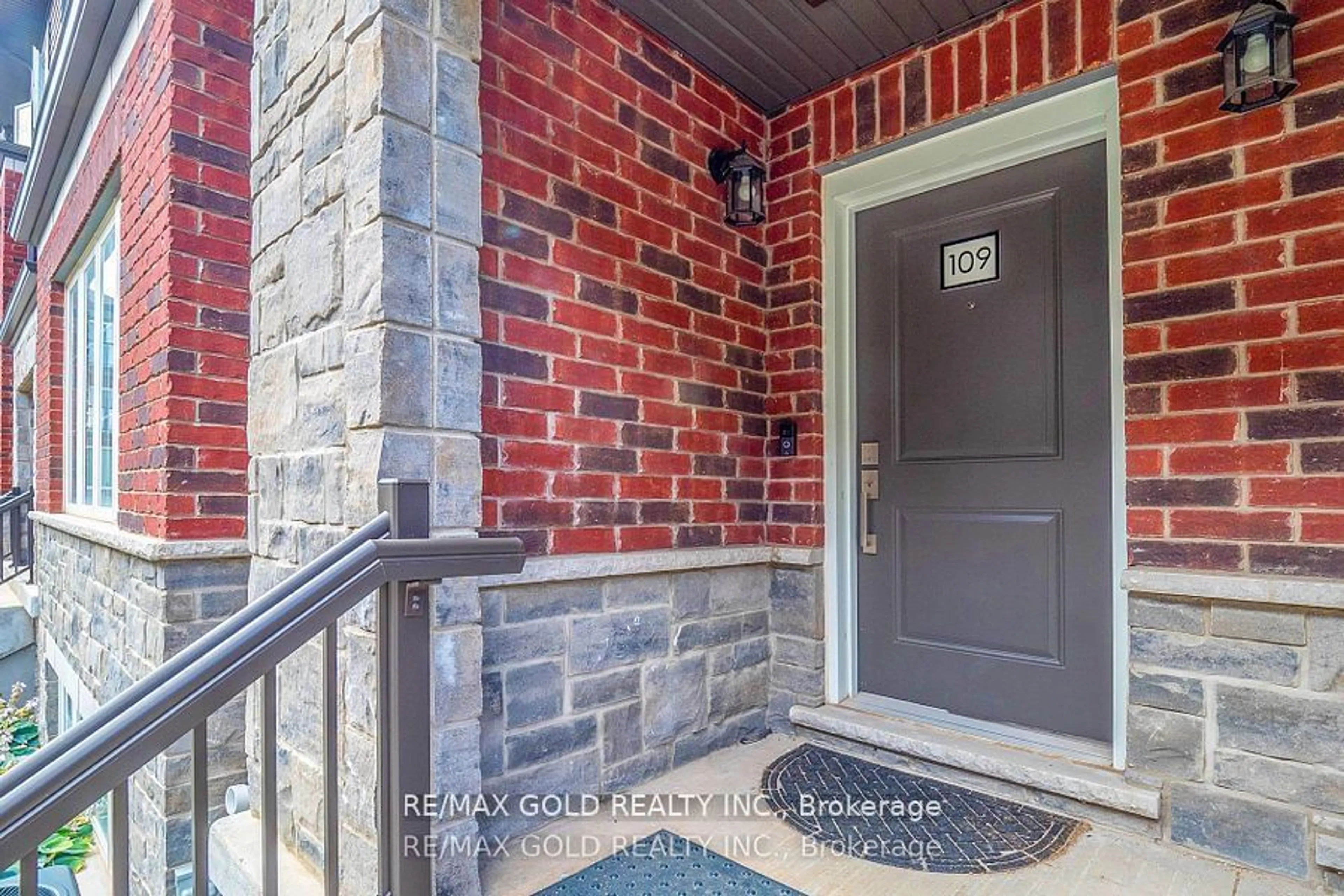 Indoor entryway, cement floor for 445 Ontario St #109, Milton Ontario L9T 9K3