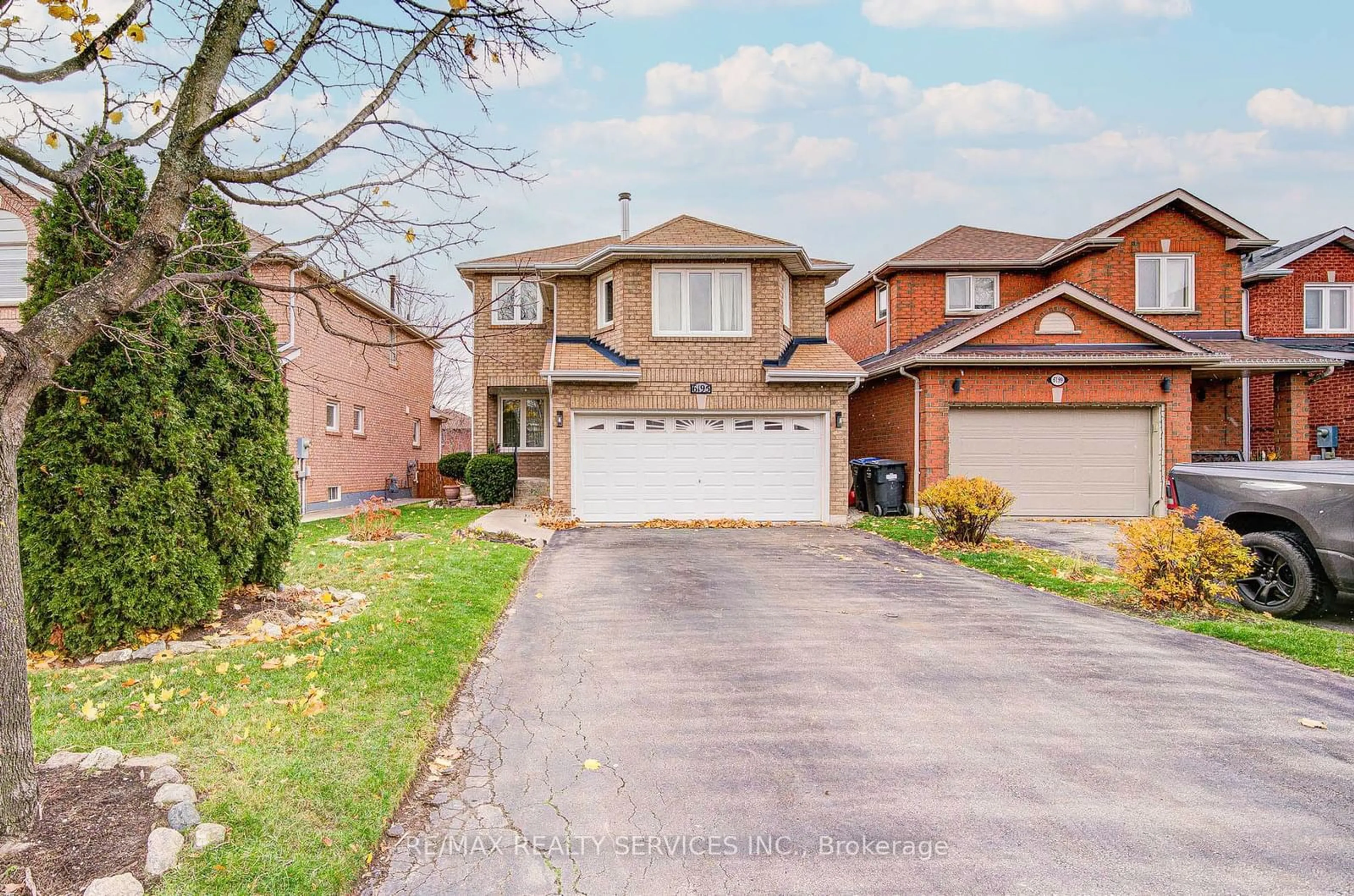 Frontside or backside of a home, the street view for 6195 Ford Rd, Mississauga Ontario L5V 1X2