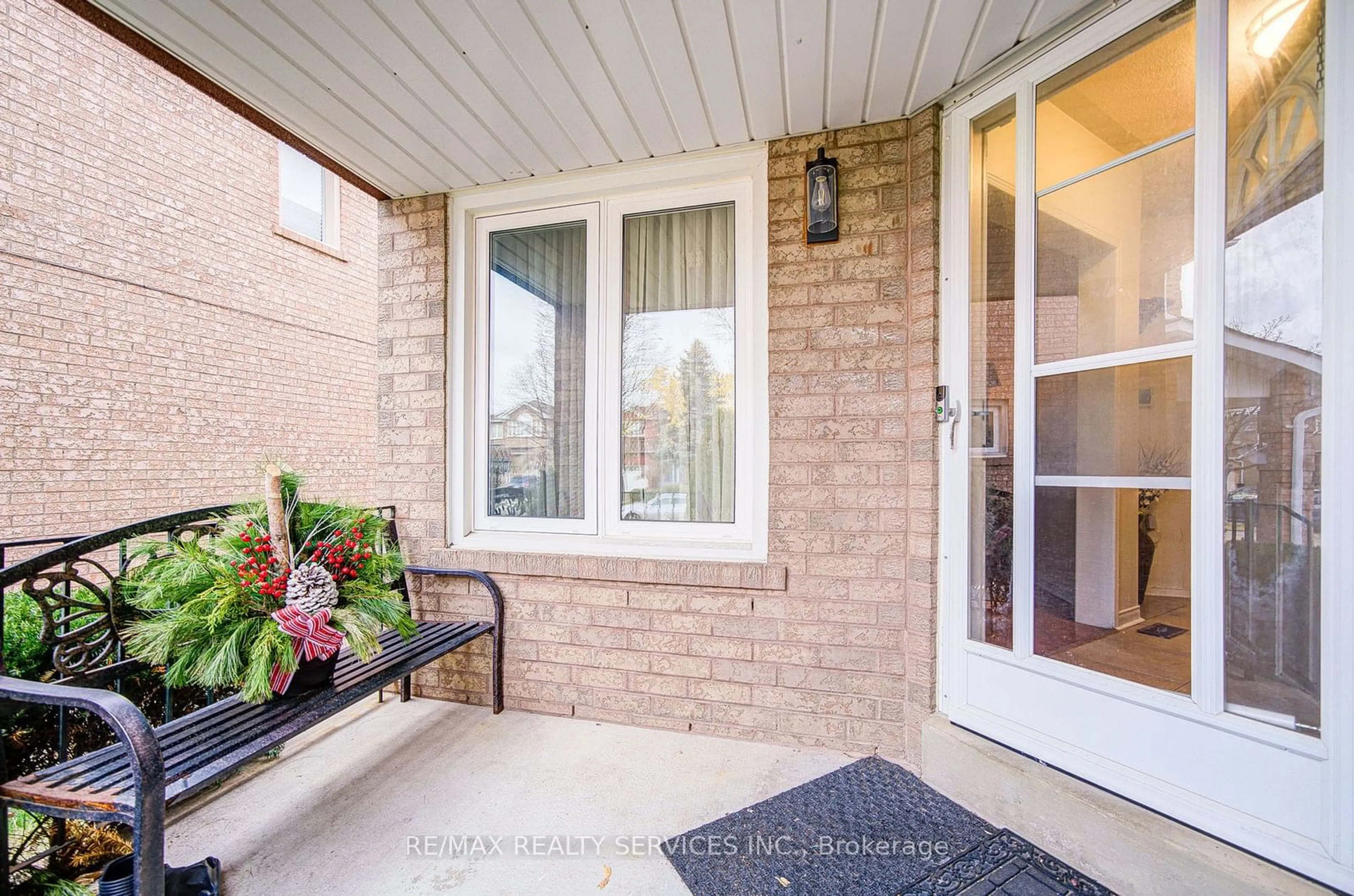 Indoor entryway, wood floors for 6195 Ford Rd, Mississauga Ontario L5V 1X2