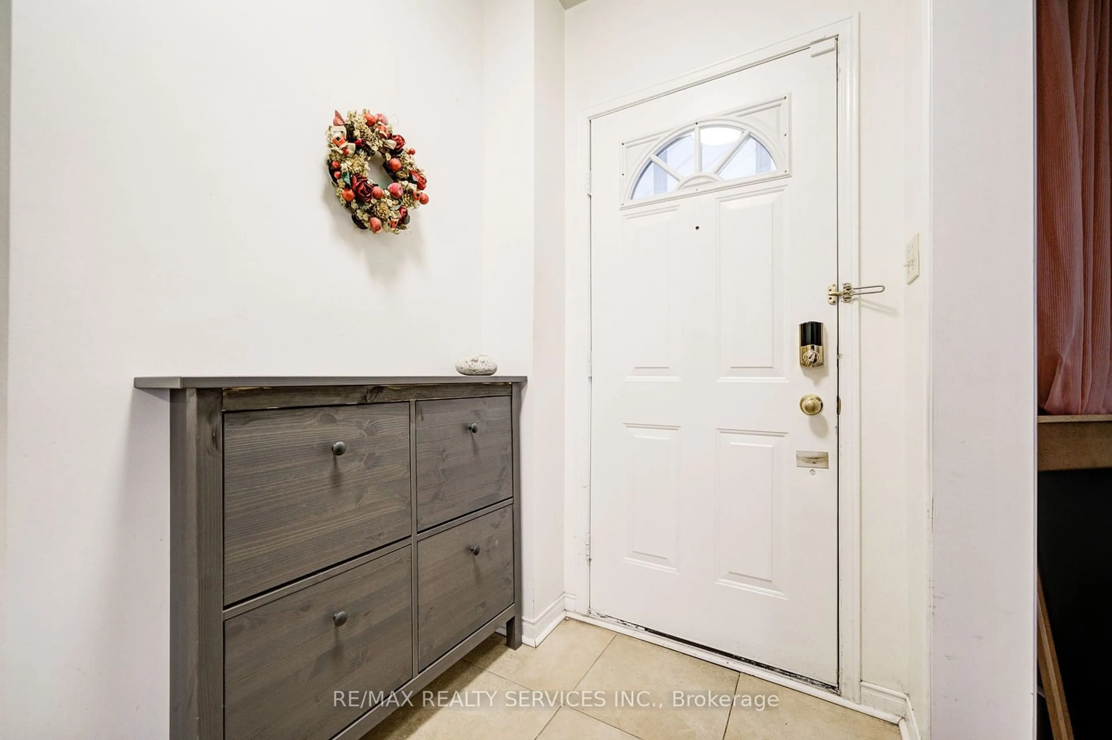 Indoor entryway, wood floors for 6195 Ford Rd, Mississauga Ontario L5V 1X2