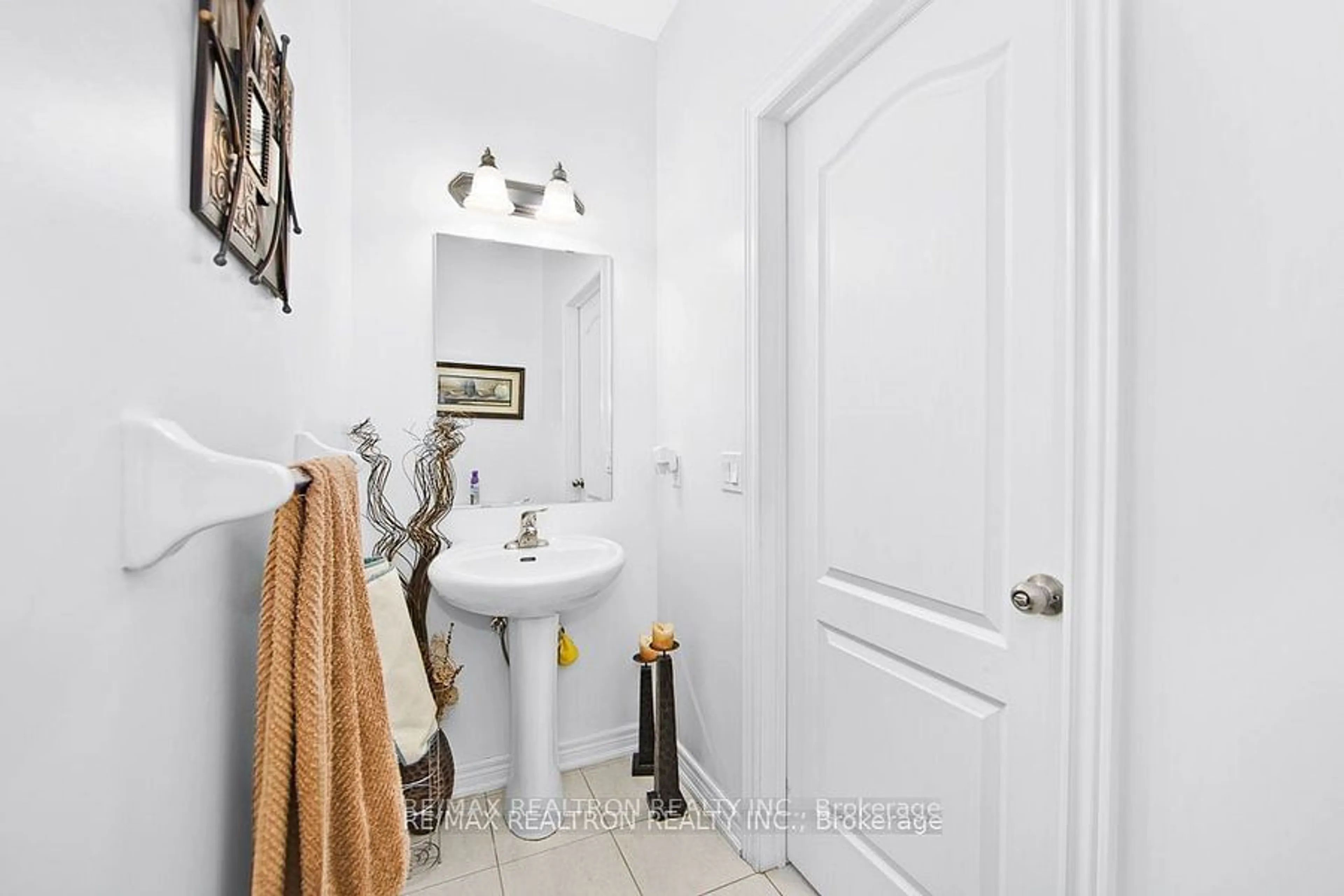 Bathroom, wood floors for 856 Miltonbrook Cres, Milton Ontario L9T 7P5