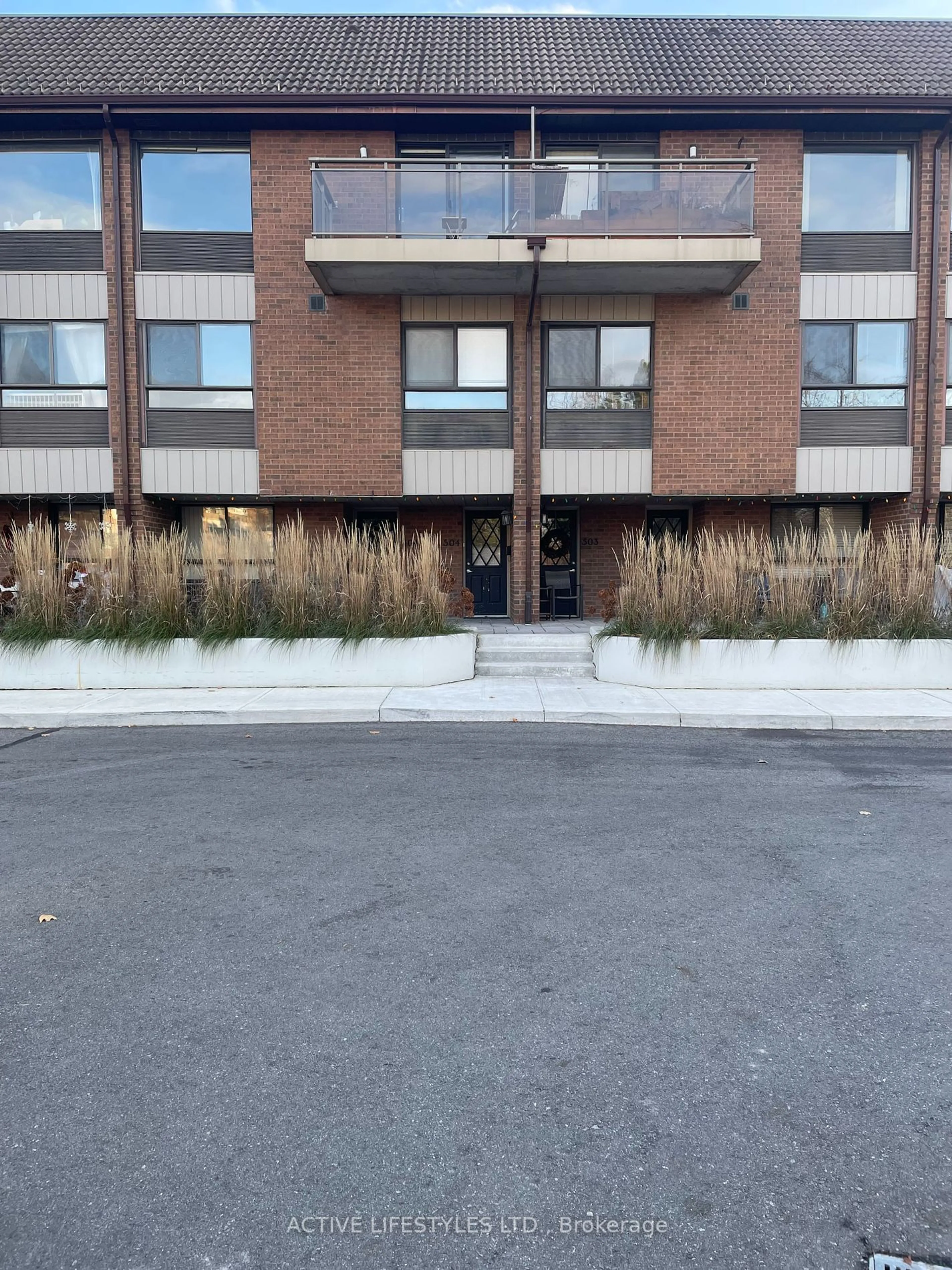 A pic from exterior of the house or condo, the front or back of building for 1000 Cedarglen Gate #504, Mississauga Ontario L5C 3Z5