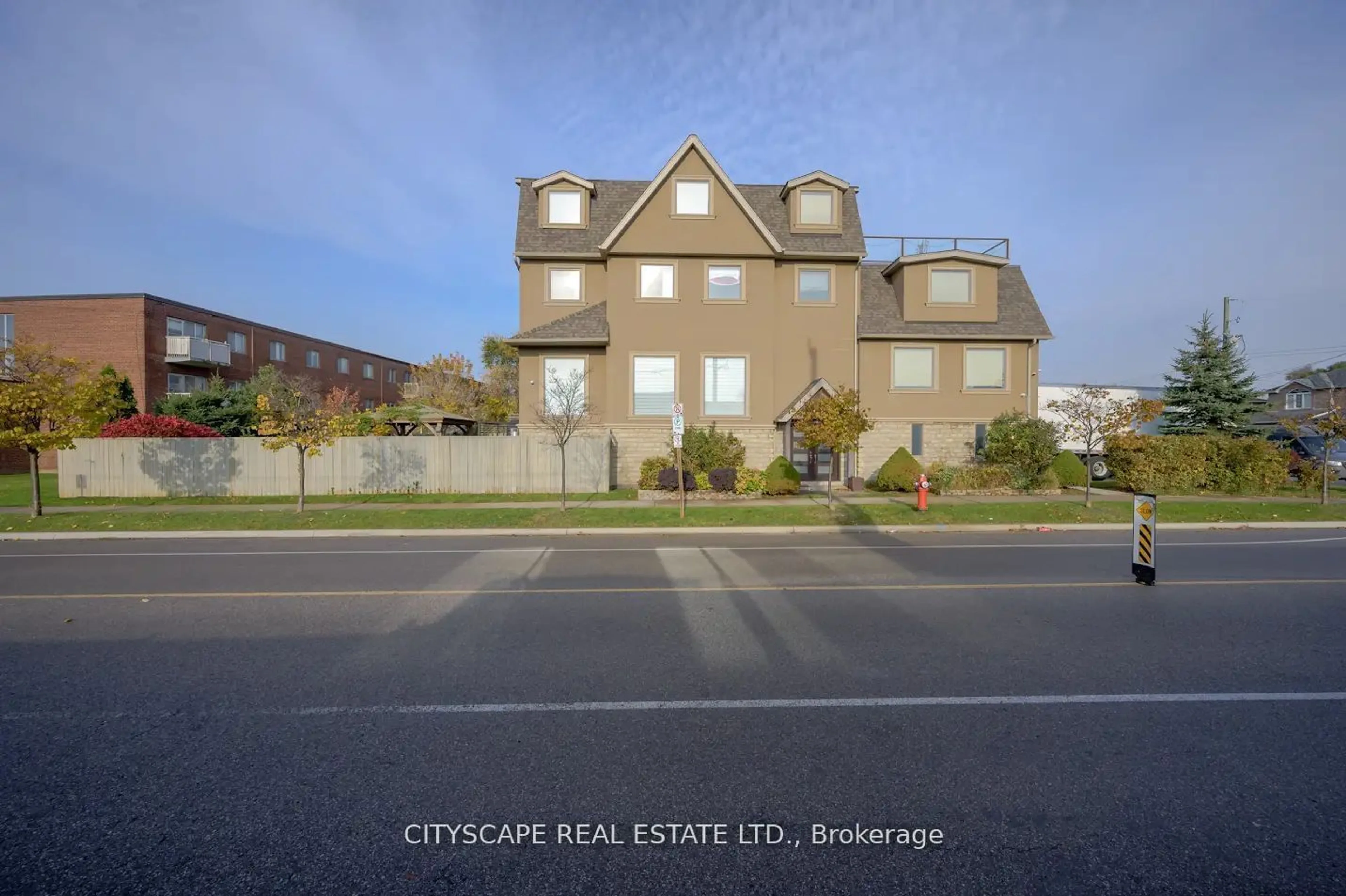 A pic from exterior of the house or condo, the street view for 1090 Westmount Ave, Mississauga Ontario L5E 1X7