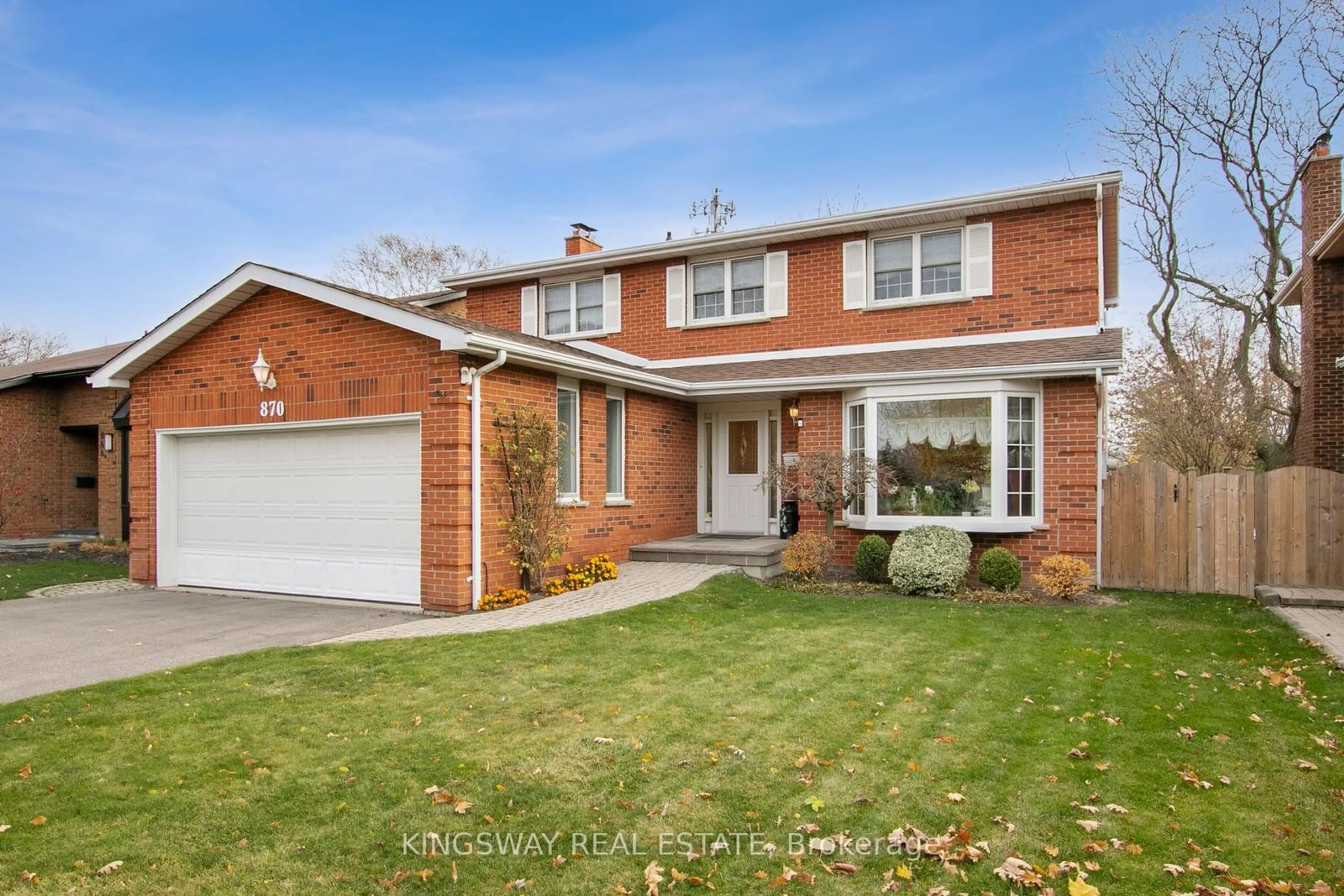 Home with brick exterior material for 870 Chippenham Dr, Mississauga Ontario L5H 3S7